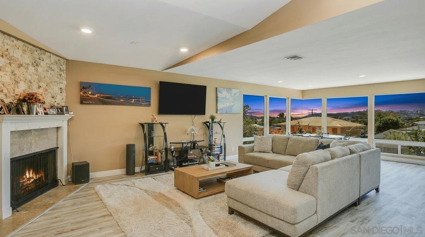 Detail Gallery Image 2 of 31 For 3316  Garrison St, San Diego,  CA 92106 - 4 Beds | 3 Baths