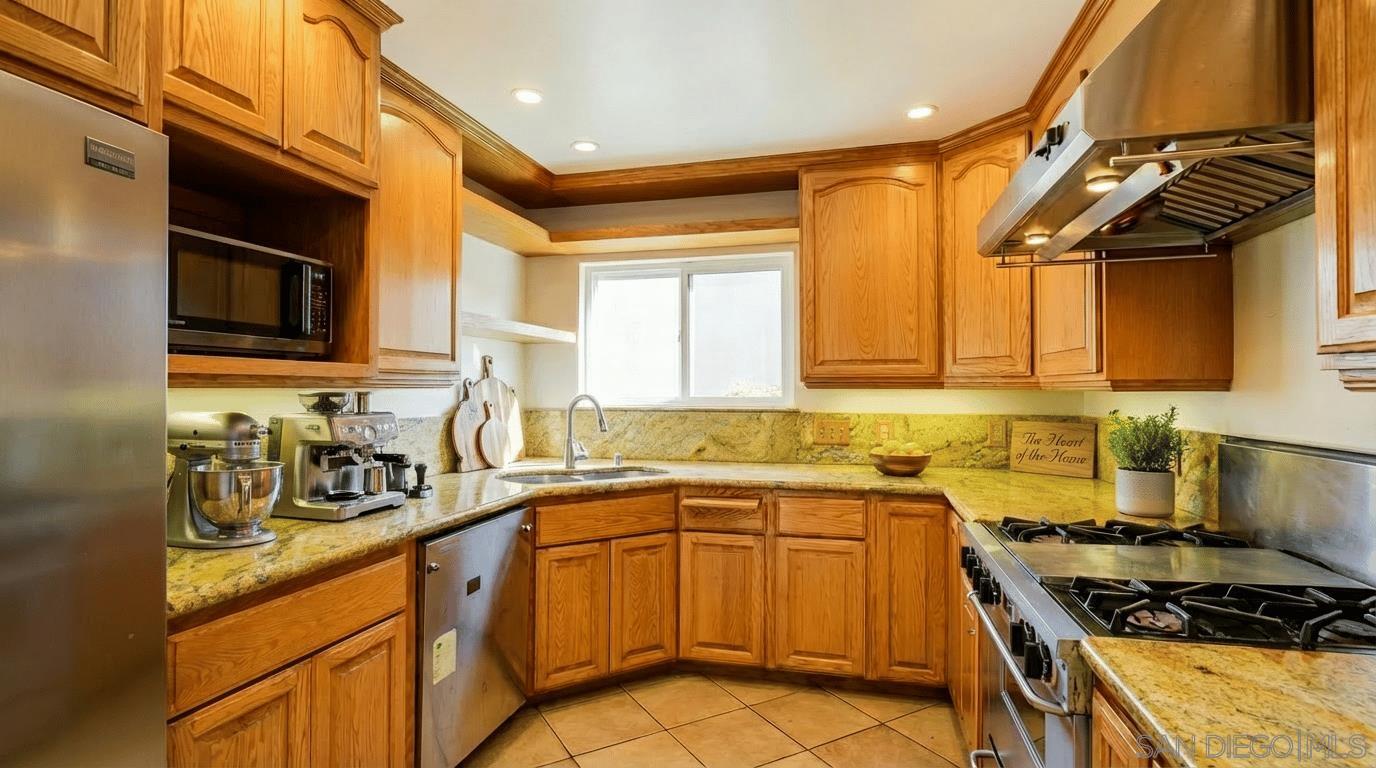 Detail Gallery Image 7 of 31 For 3316  Garrison St, San Diego,  CA 92106 - 4 Beds | 3 Baths