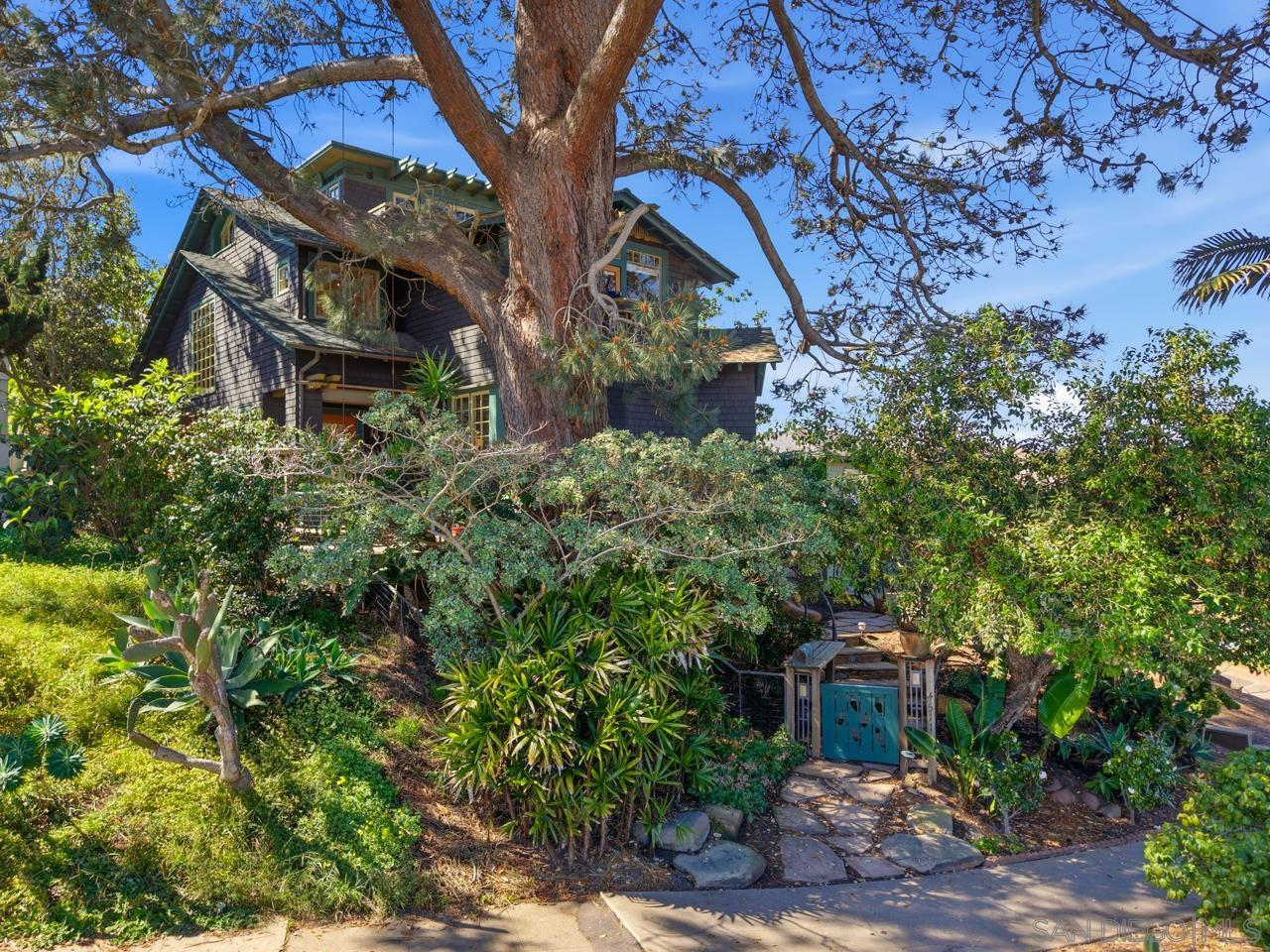 Detail Gallery Image 2 of 63 For 4511  Santa Cruz Avenue, San Diego,  CA 92107 - 3 Beds | 3 Baths