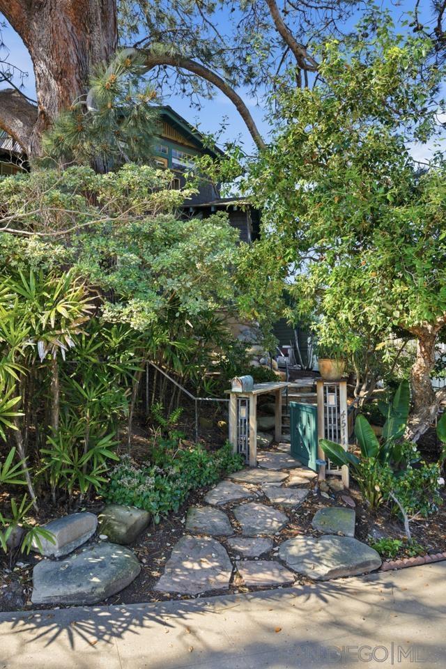 Detail Gallery Image 3 of 63 For 4511  Santa Cruz Avenue, San Diego,  CA 92107 - 3 Beds | 3 Baths