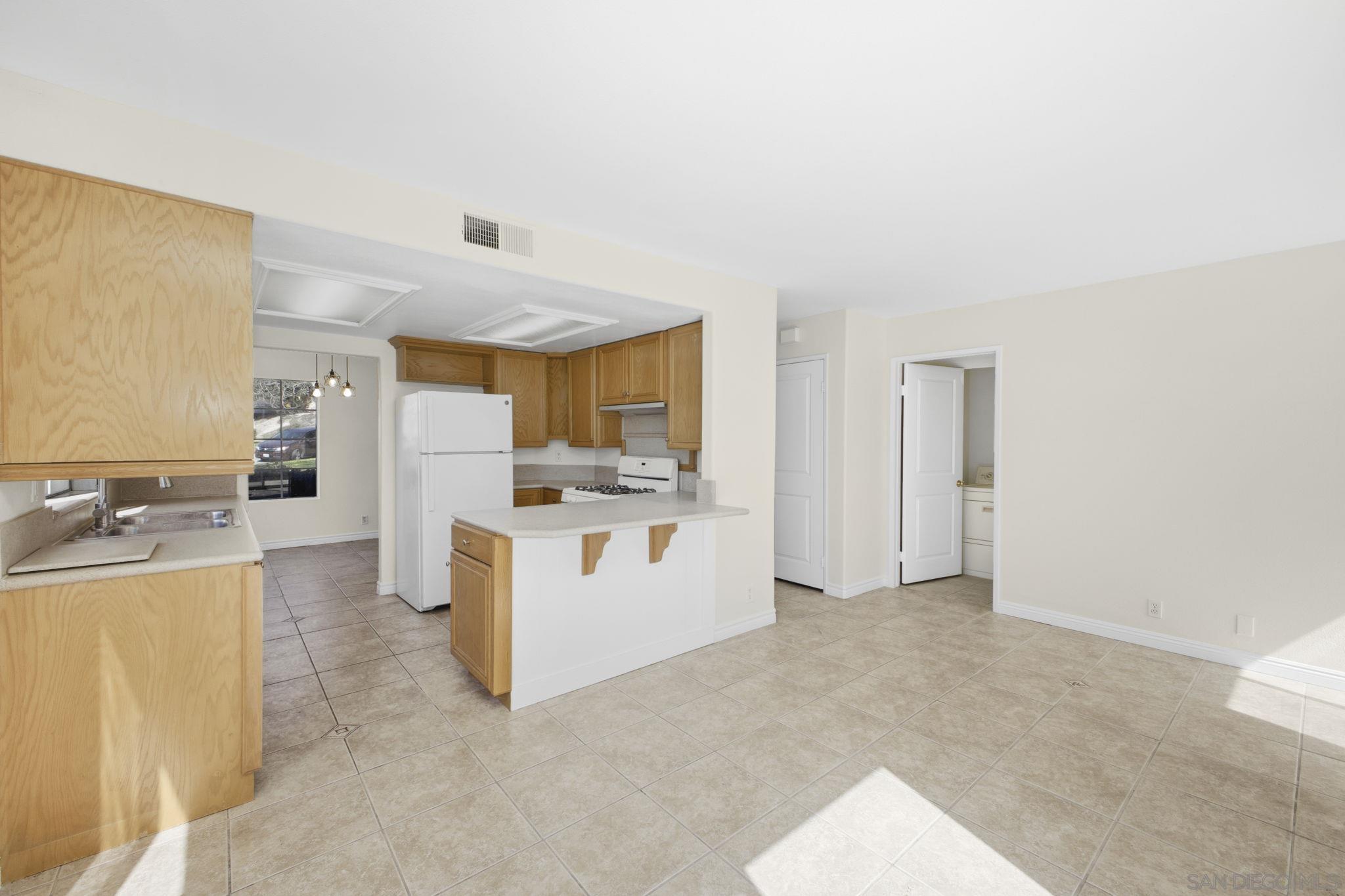 Detail Gallery Image 11 of 23 For 1683  Manzana Way, San Diego,  CA 92139 - 3 Beds | 2/1 Baths