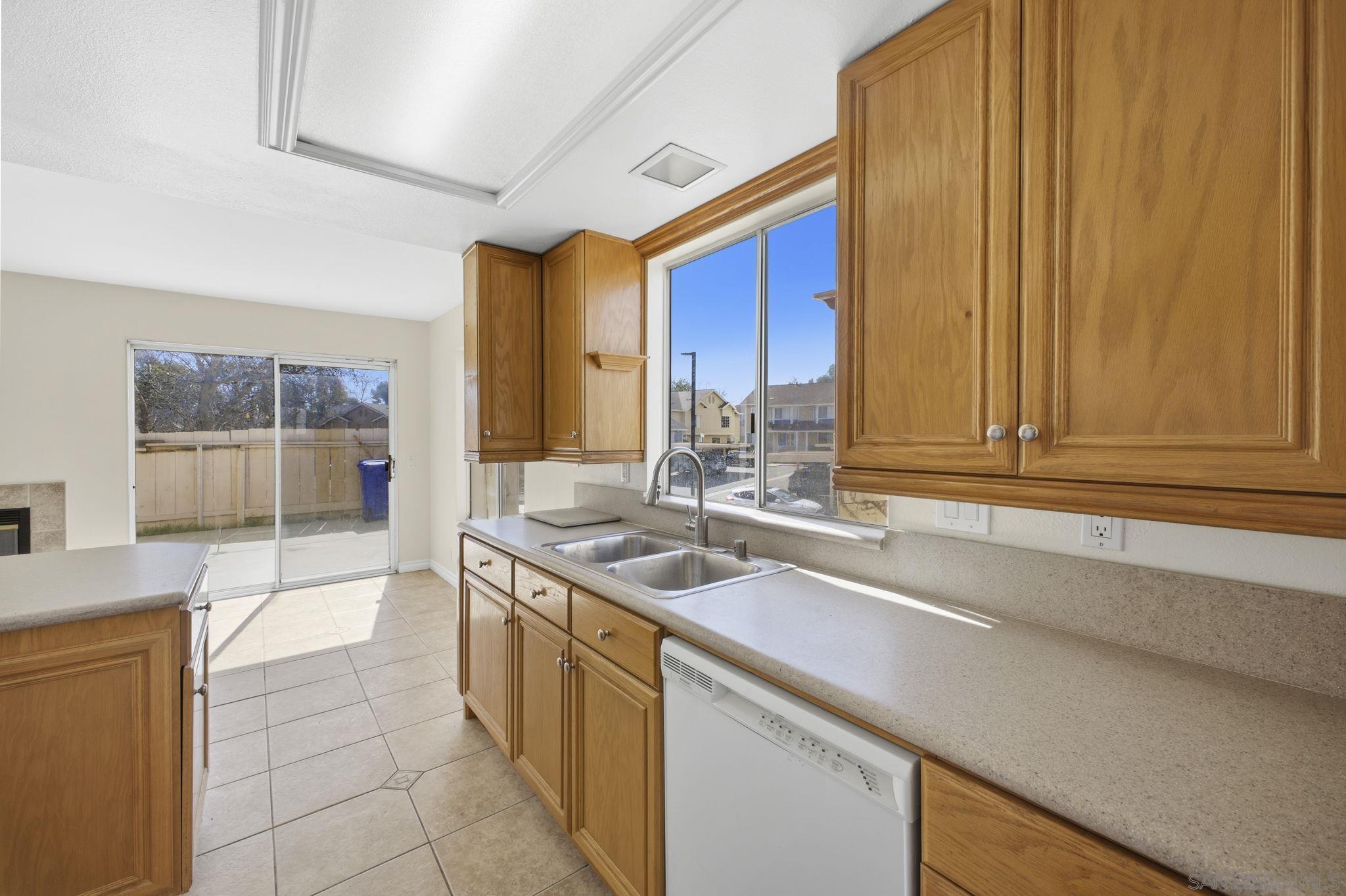 Detail Gallery Image 8 of 23 For 1683  Manzana Way, San Diego,  CA 92139 - 3 Beds | 2/1 Baths