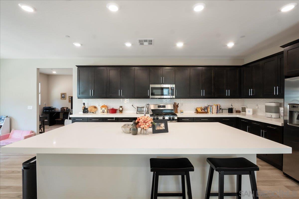 Detail Gallery Image 12 of 34 For 683  Grant Ct, Vista,  CA 92083 - 5 Beds | 4 Baths