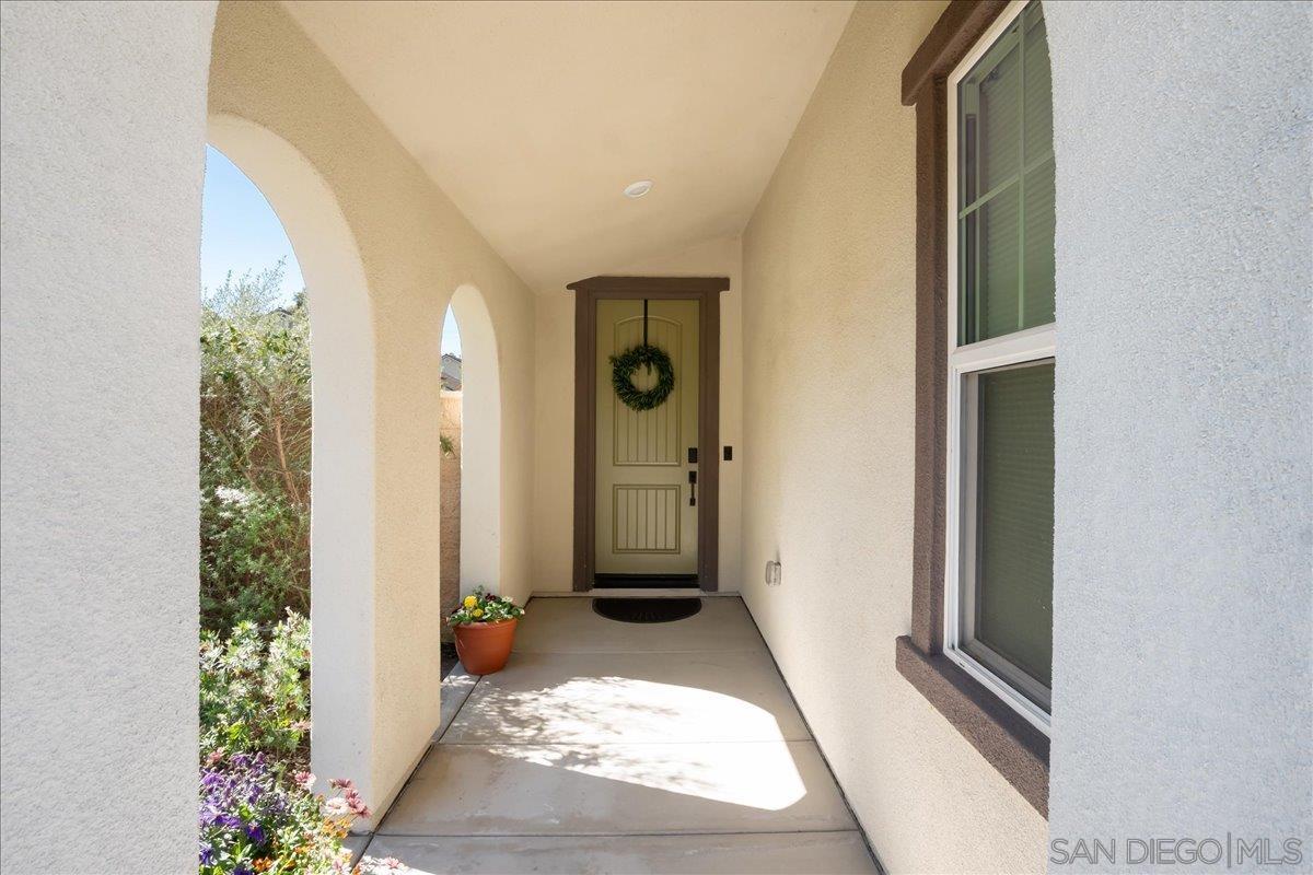 Detail Gallery Image 3 of 34 For 683  Grant Ct, Vista,  CA 92083 - 5 Beds | 4 Baths