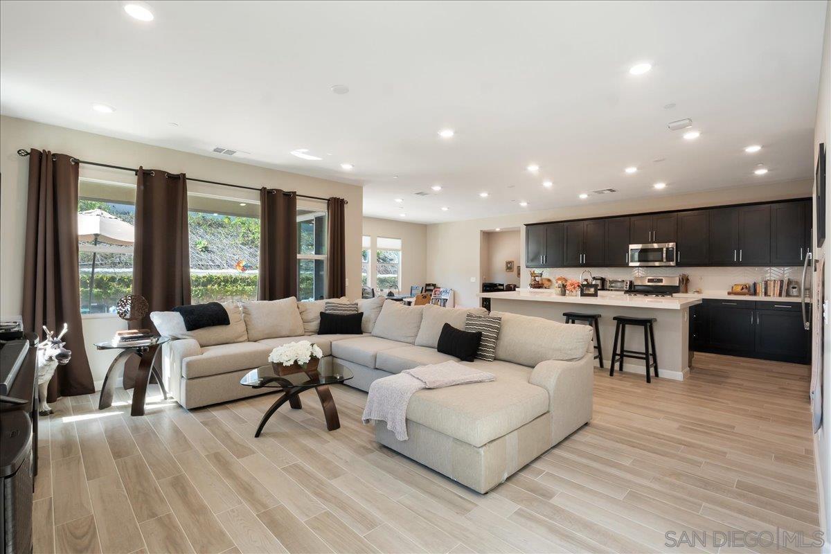 Detail Gallery Image 5 of 34 For 683  Grant Ct, Vista,  CA 92083 - 5 Beds | 4 Baths