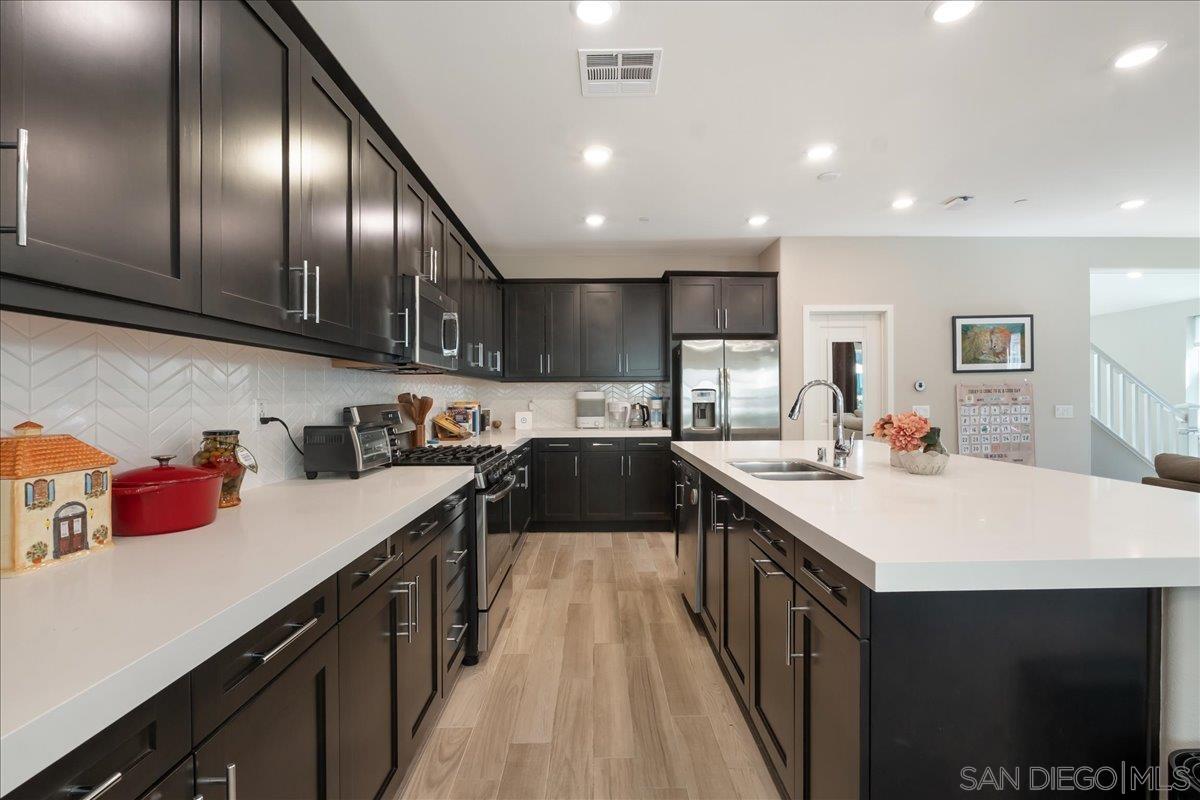 Detail Gallery Image 7 of 34 For 683  Grant Ct, Vista,  CA 92083 - 5 Beds | 4 Baths