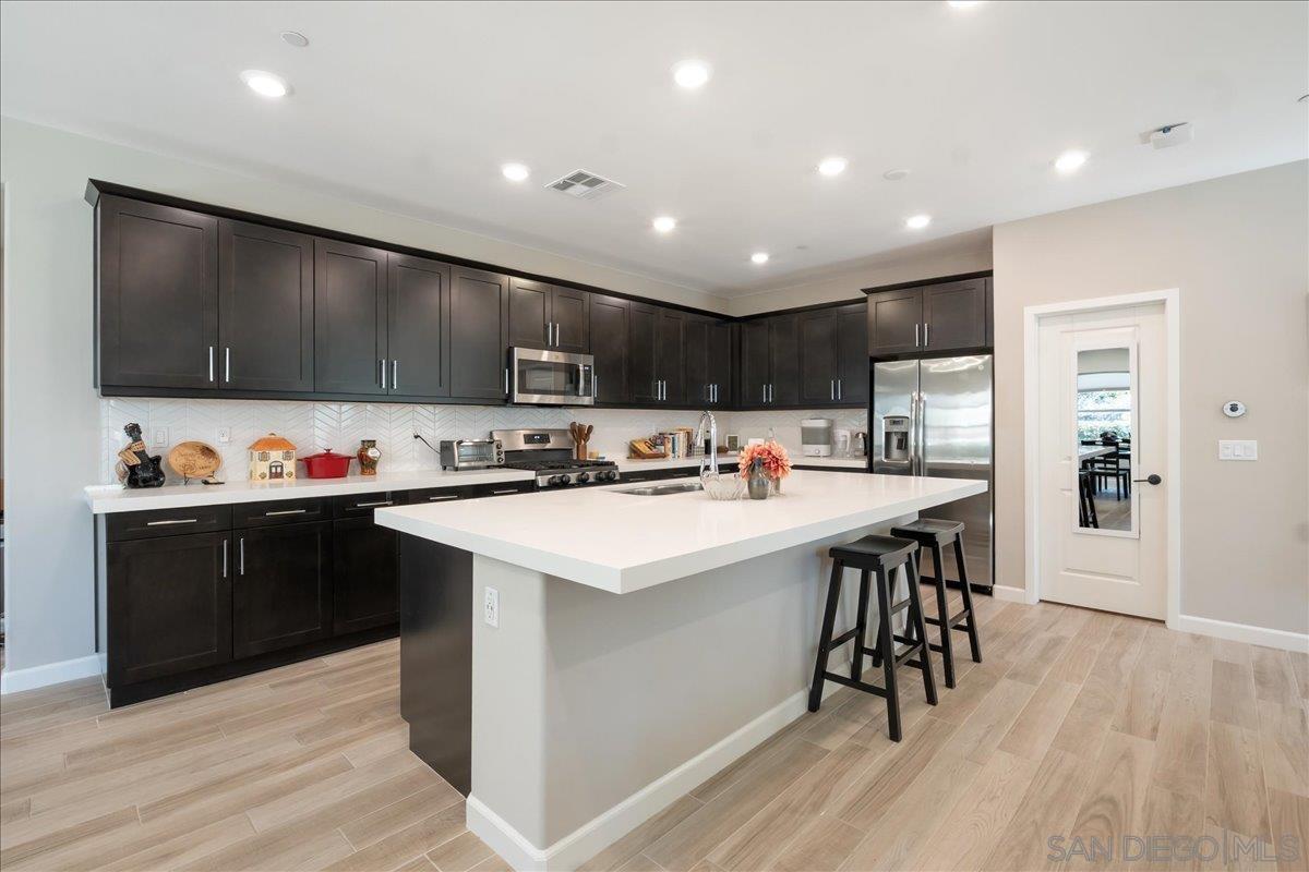 Detail Gallery Image 8 of 34 For 683  Grant Ct, Vista,  CA 92083 - 5 Beds | 4 Baths