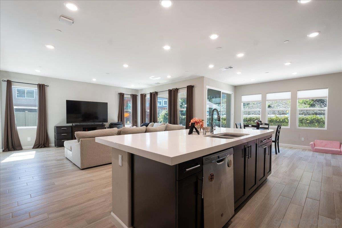 Detail Gallery Image 9 of 34 For 683  Grant Ct, Vista,  CA 92083 - 5 Beds | 4 Baths