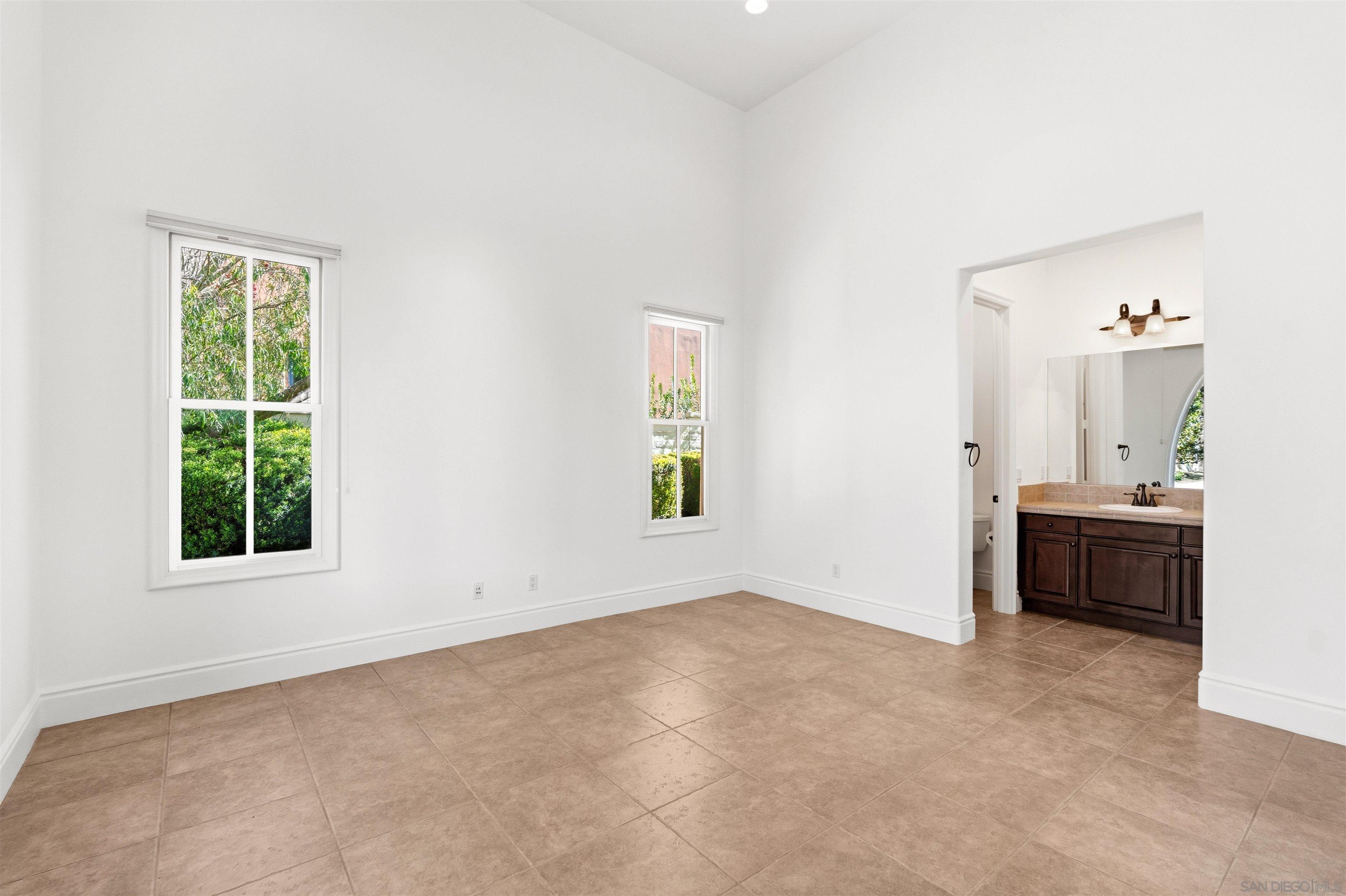 Detail Gallery Image 4 of 26 For 16889  Going My Way, San Diego,  CA 92127 - 4 Beds | 4/1 Baths