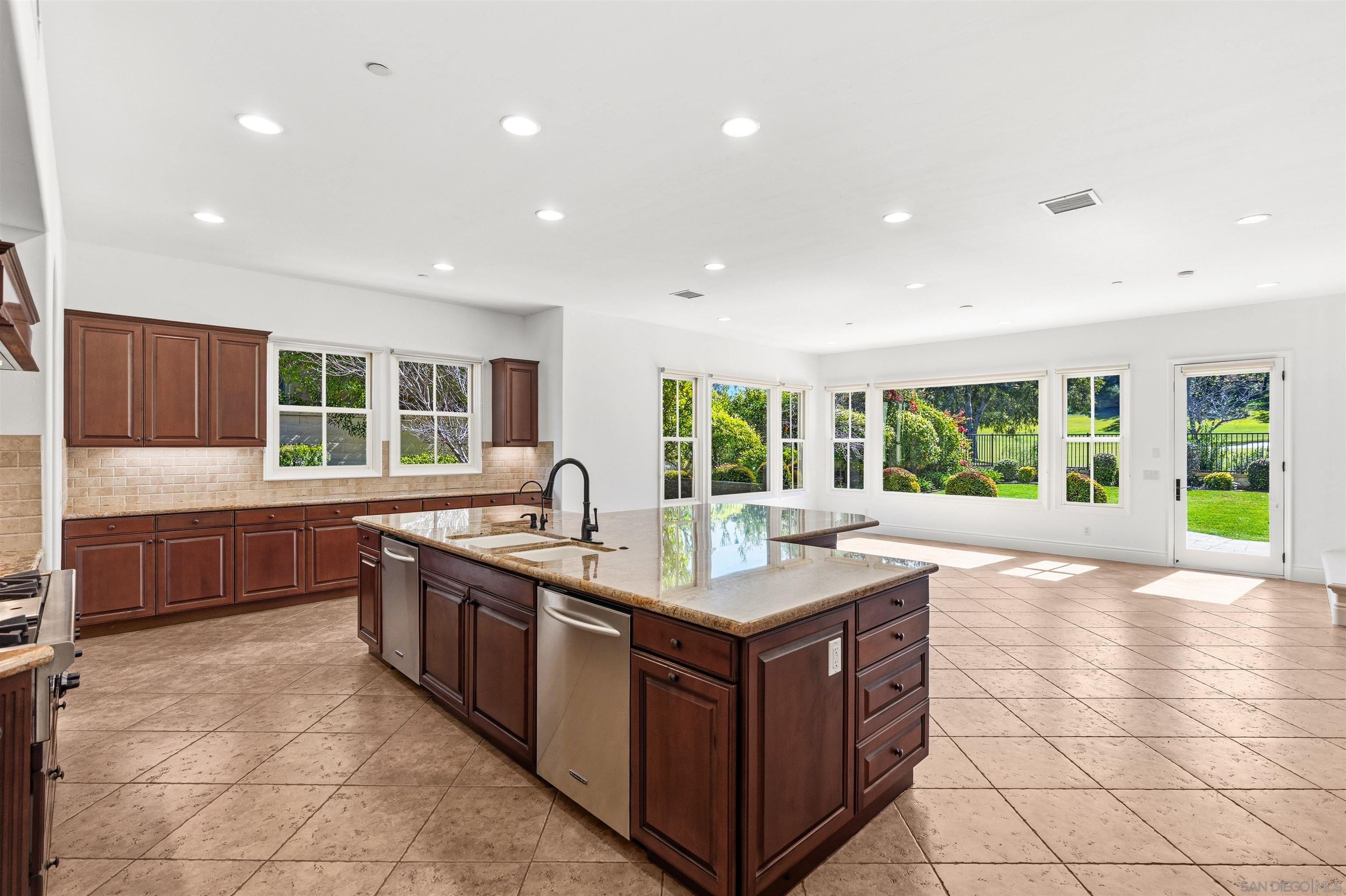 Detail Gallery Image 8 of 26 For 16889  Going My Way, San Diego,  CA 92127 - 4 Beds | 4/1 Baths