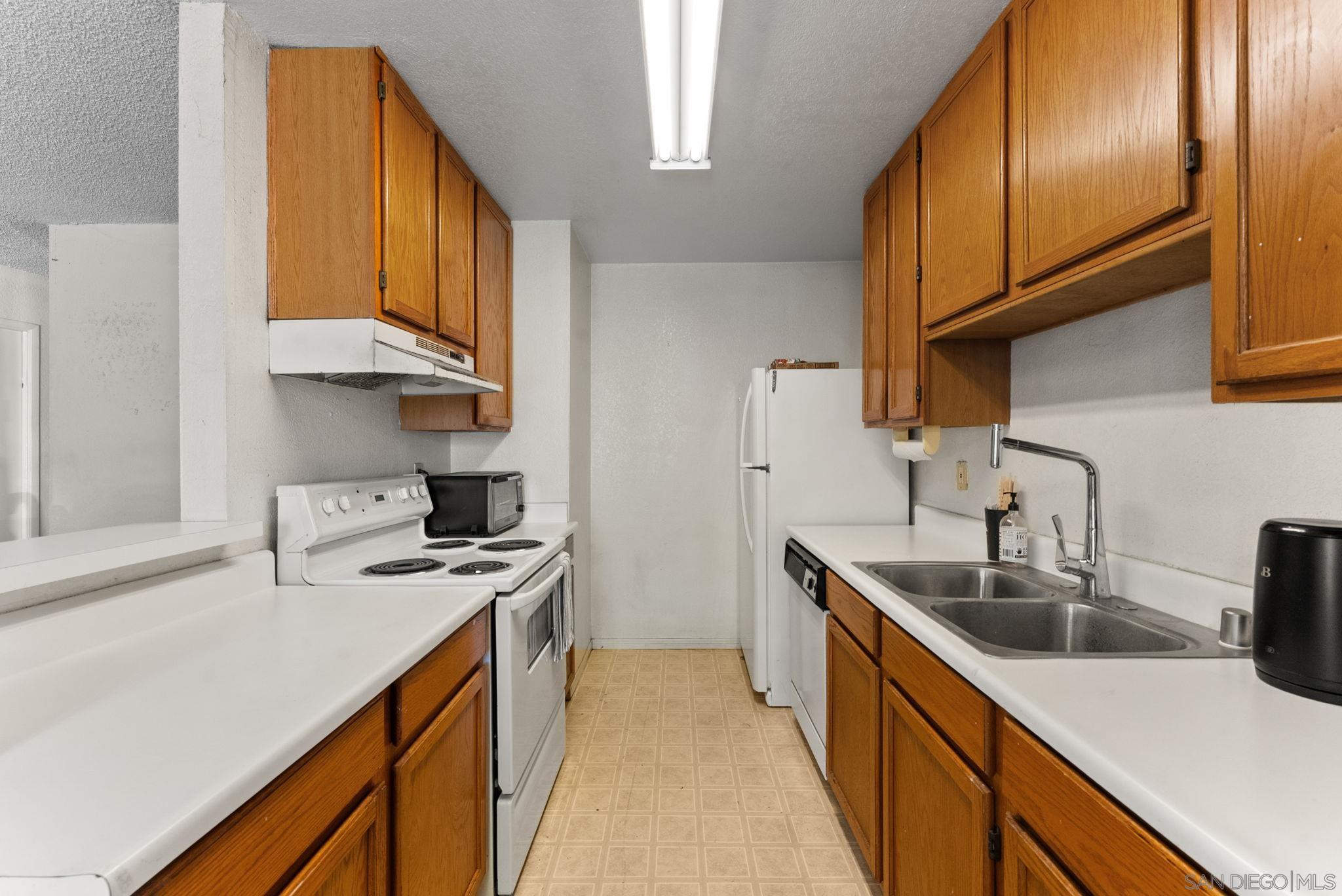 Detail Gallery Image 3 of 13 For 1641  Pentecost Way  #6,  San Diego,  CA 92105 - 1 Beds | 1 Baths