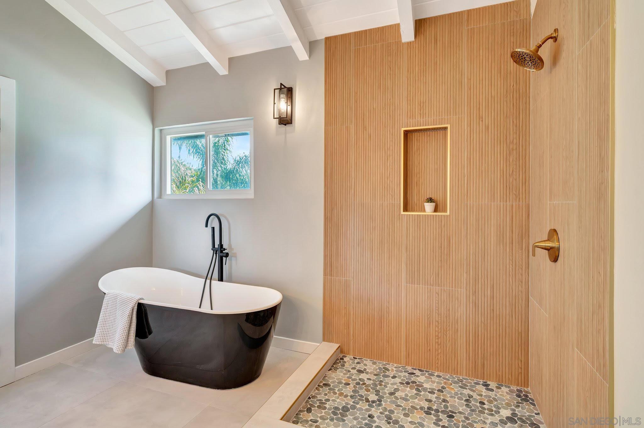 Detail Gallery Image 13 of 24 For 1349  Bonair Rd, Vista,  CA 92084 - 5 Beds | 2 Baths