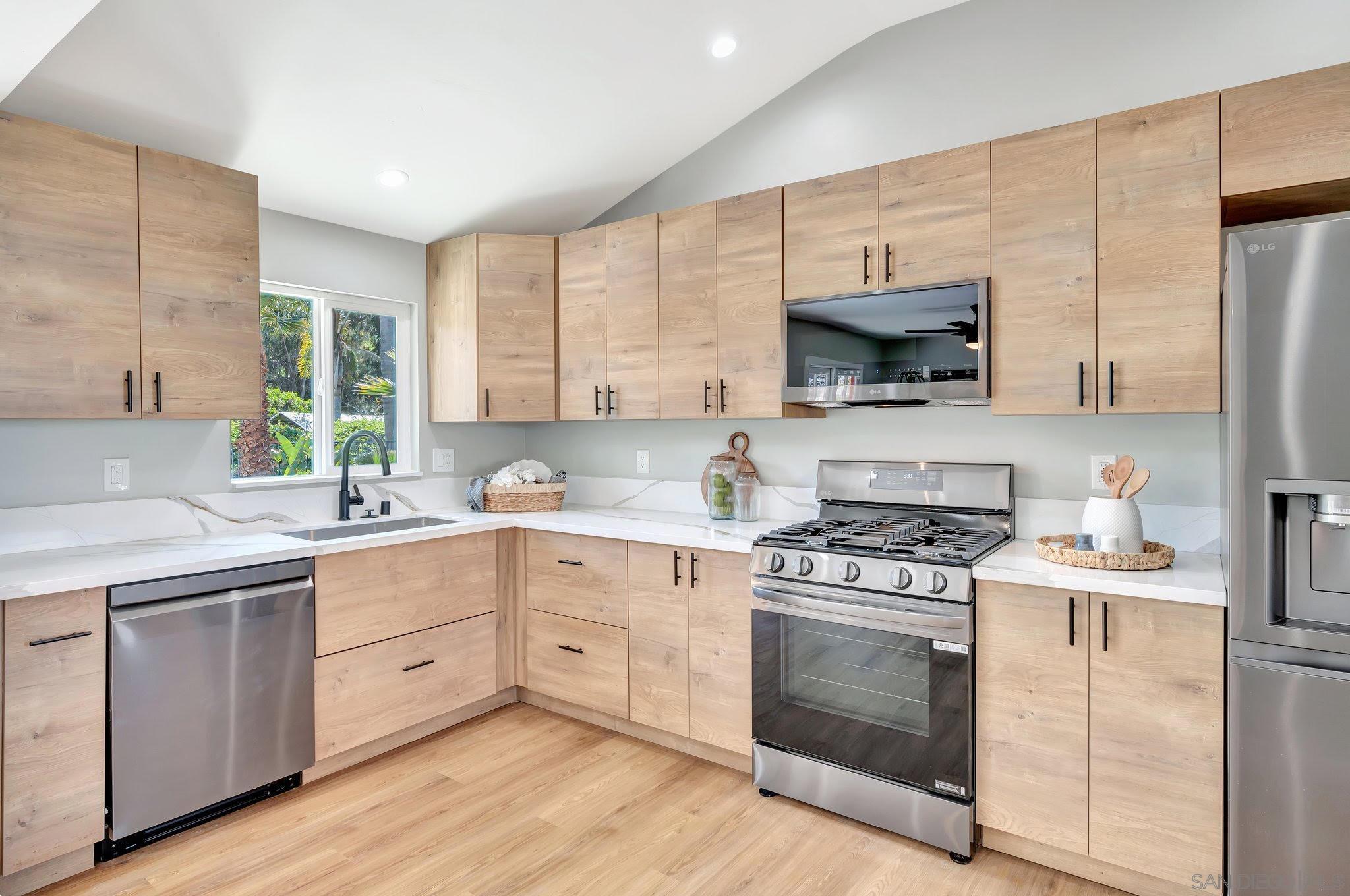 Detail Gallery Image 9 of 24 For 1349  Bonair Rd, Vista,  CA 92084 - 5 Beds | 2 Baths