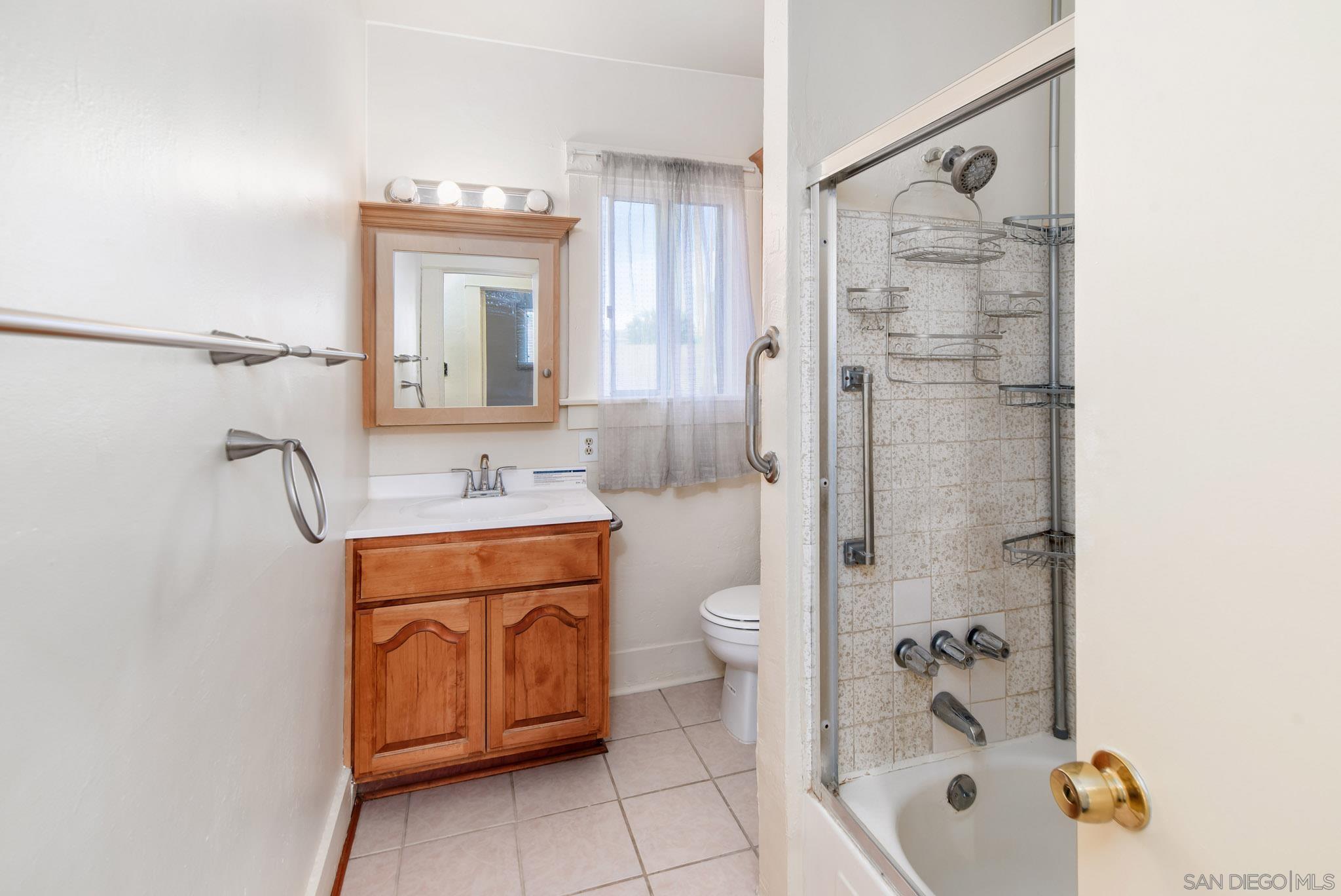 Detail Gallery Image 13 of 39 For 2925  Franklin Ave, San Diego,  CA 92113 - 7 Beds | 3/1 Baths