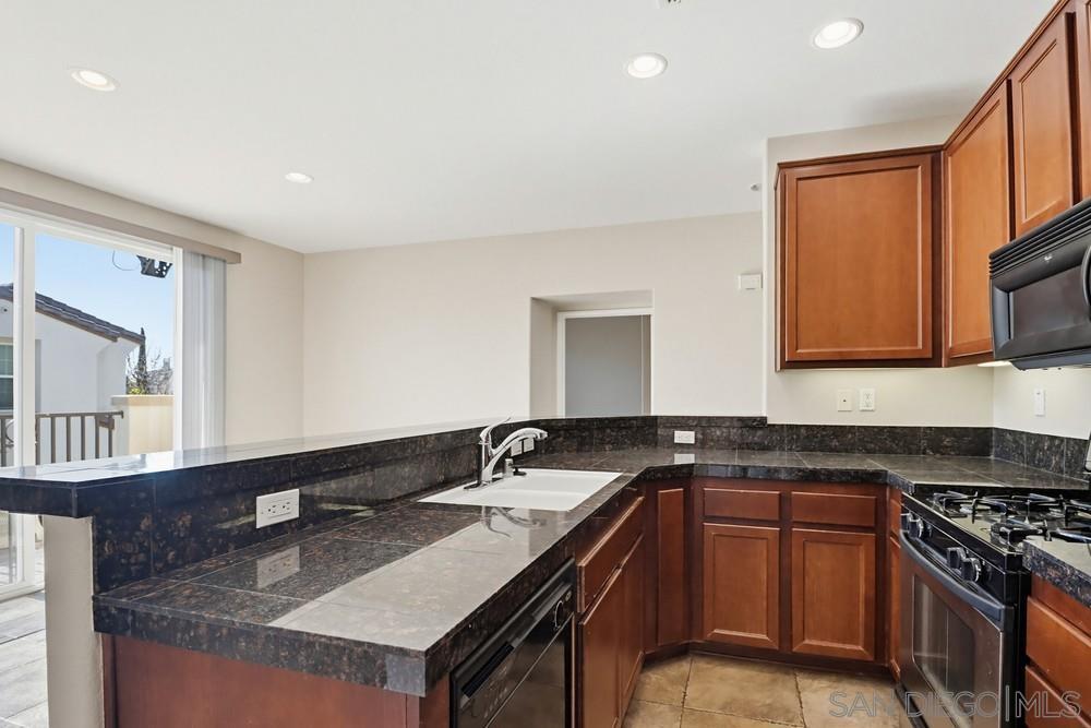 Detail Gallery Image 13 of 50 For 1461  Caminito Sardinia  #1,  Chula Vista,  CA 91915 - 3 Beds | 2 Baths