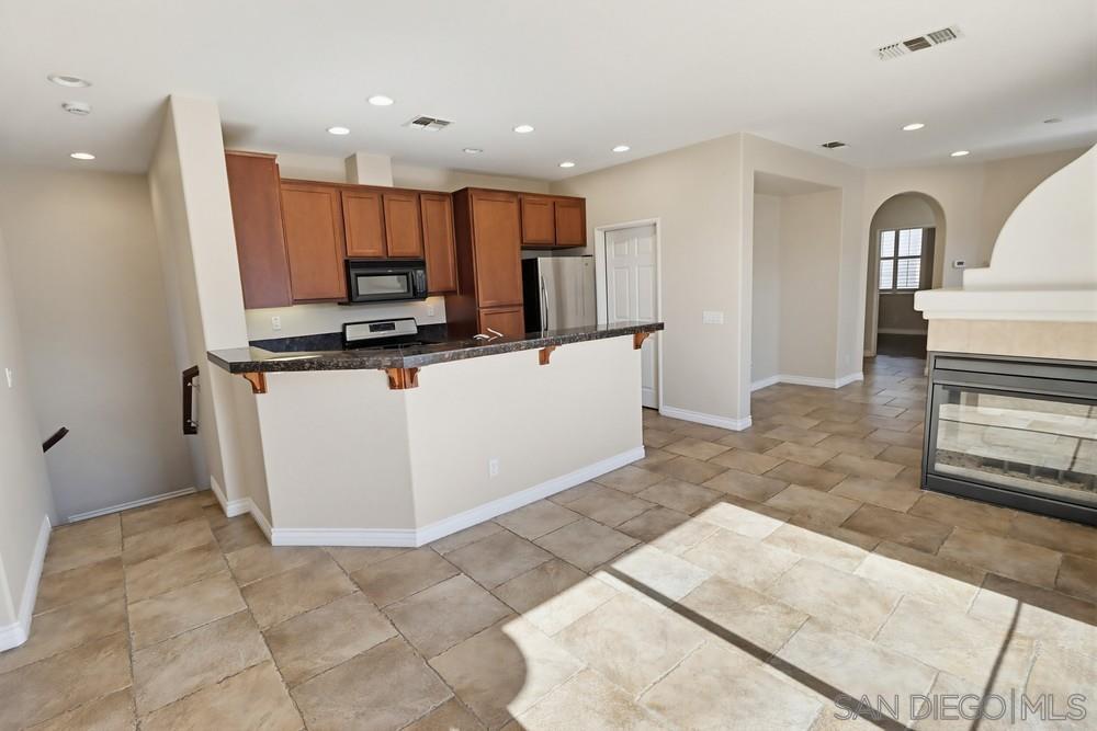 Detail Gallery Image 8 of 50 For 1461  Caminito Sardinia  #1,  Chula Vista,  CA 91915 - 3 Beds | 2 Baths