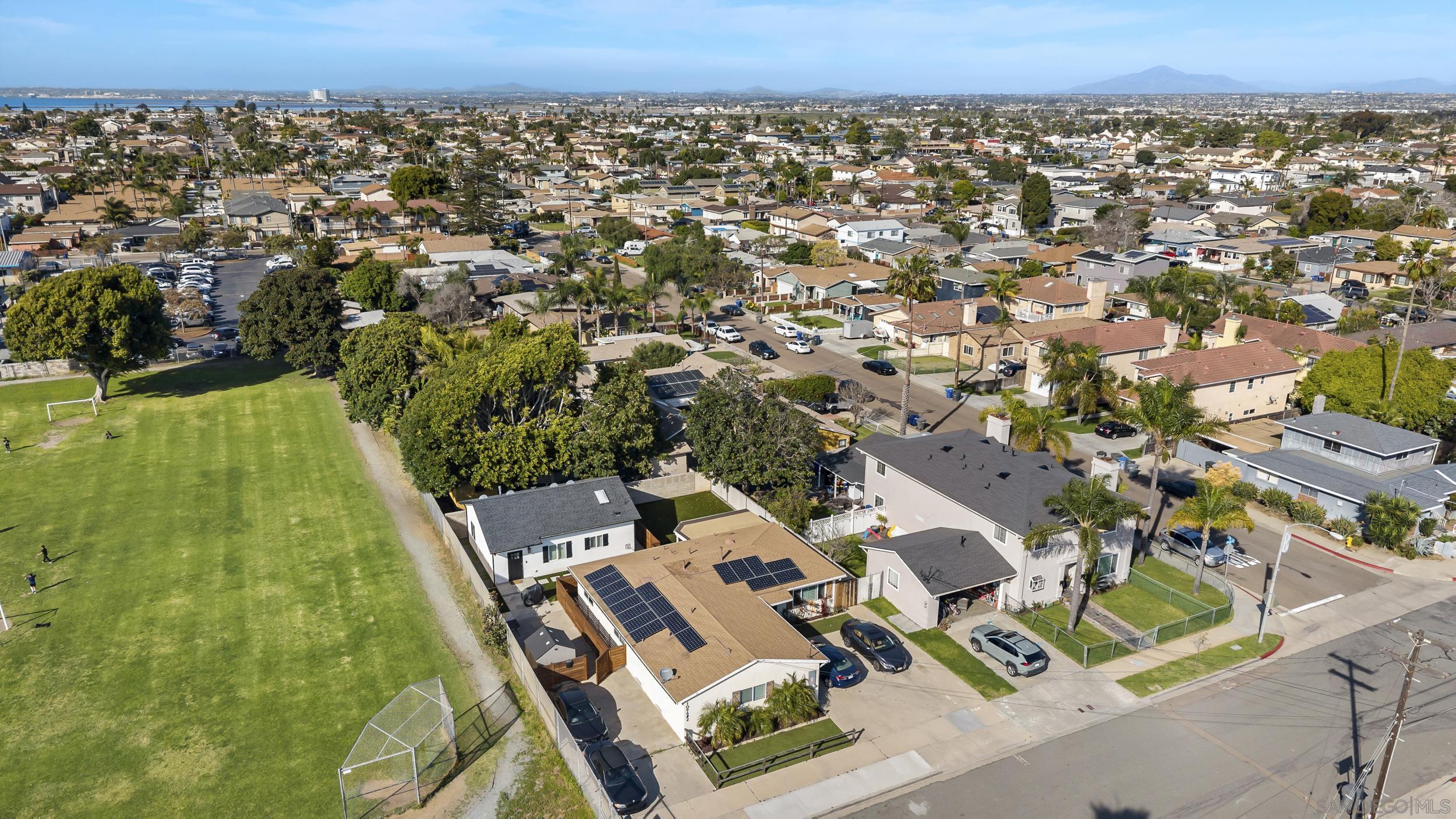 Detail Gallery Image 2 of 22 For 1096  Grove Avenue, Imperial Beach,  CA 91932 - 5 Beds | 3 Baths