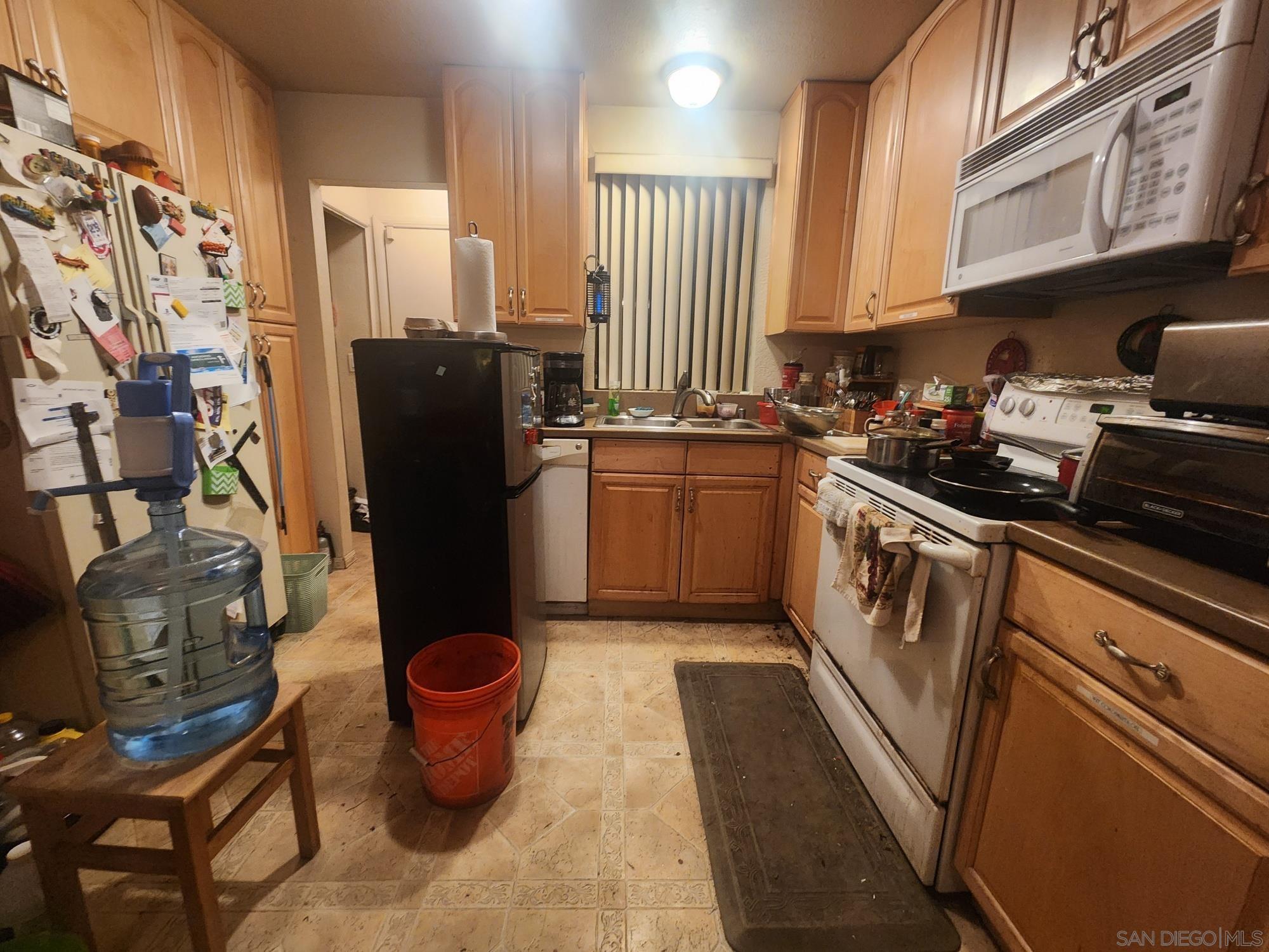 Detail Gallery Image 3 of 8 For 6197  Daisy Pl, San Diego,  CA 92114 - 4 Beds | 2/1 Baths