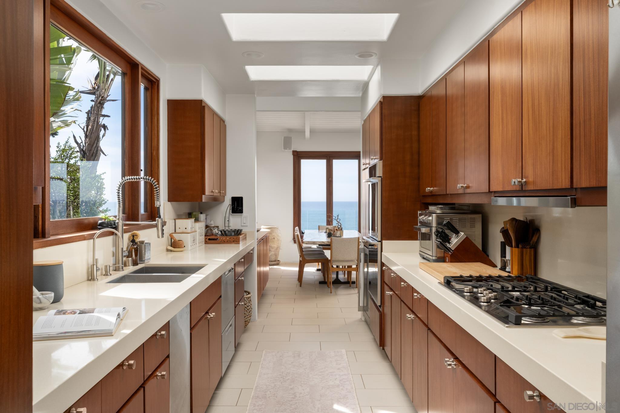 Detail Gallery Image 5 of 30 For 1370  Neptune, Encinitas,  CA 92024 - 4 Beds | 4/1 Baths