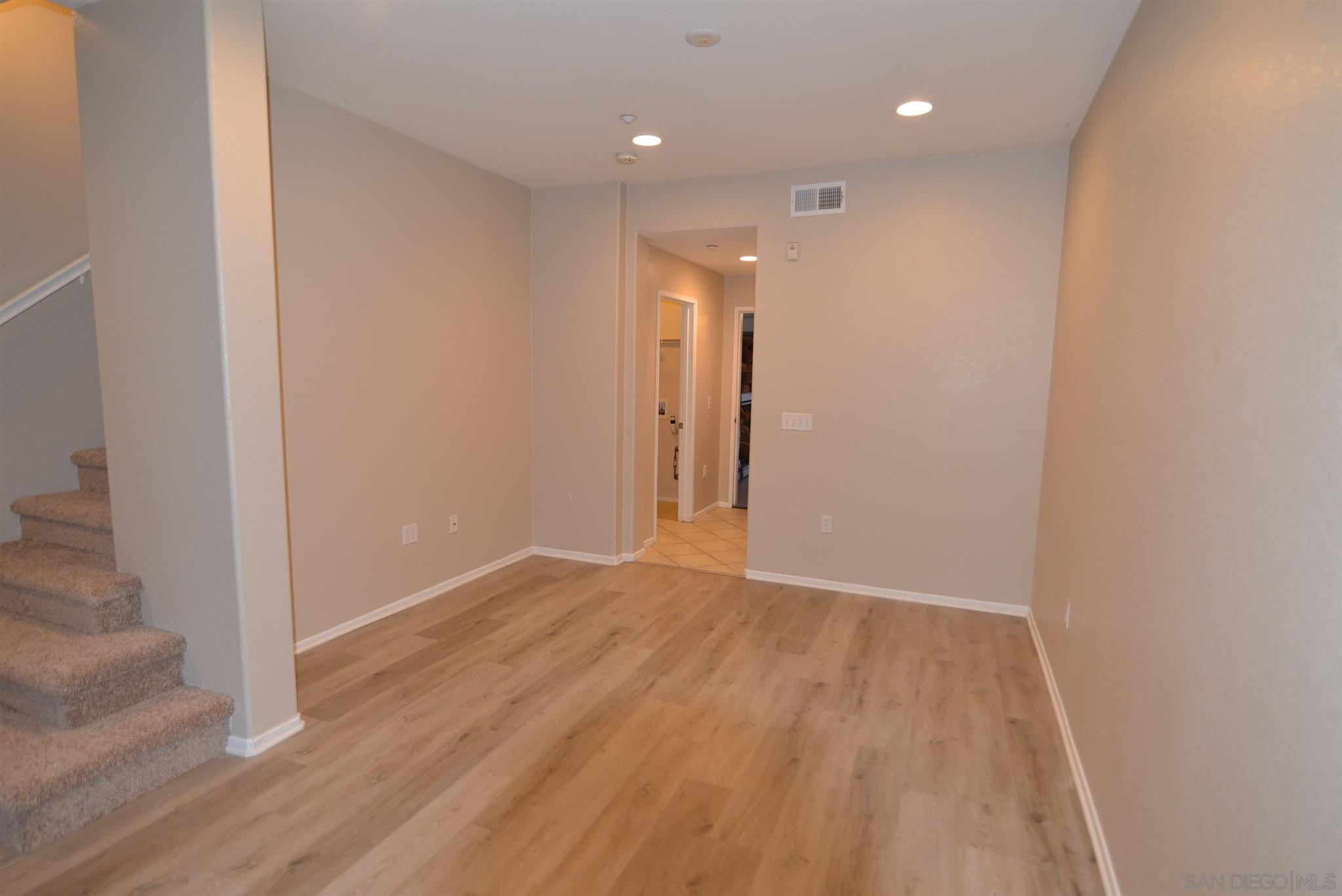 Detail Gallery Image 2 of 20 For 2144  Caminito Elda  92, Chula Vista,  CA 91915 - 4 Beds | 3 Baths