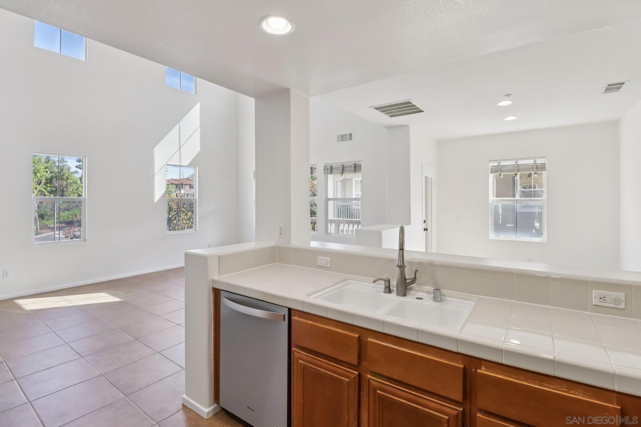 Detail Gallery Image 16 of 41 For 7895  via Montebello  #1,  San Diego,  CA 92129 - 2 Beds | 1/1 Baths