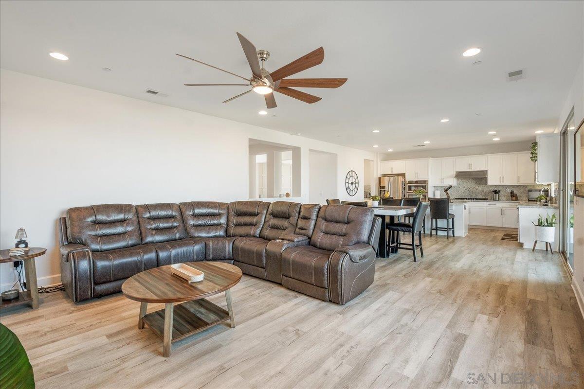 Detail Gallery Image 11 of 43 For 1517  Leonis Pl, Vista,  CA 92083 - 5 Beds | 3/1 Baths