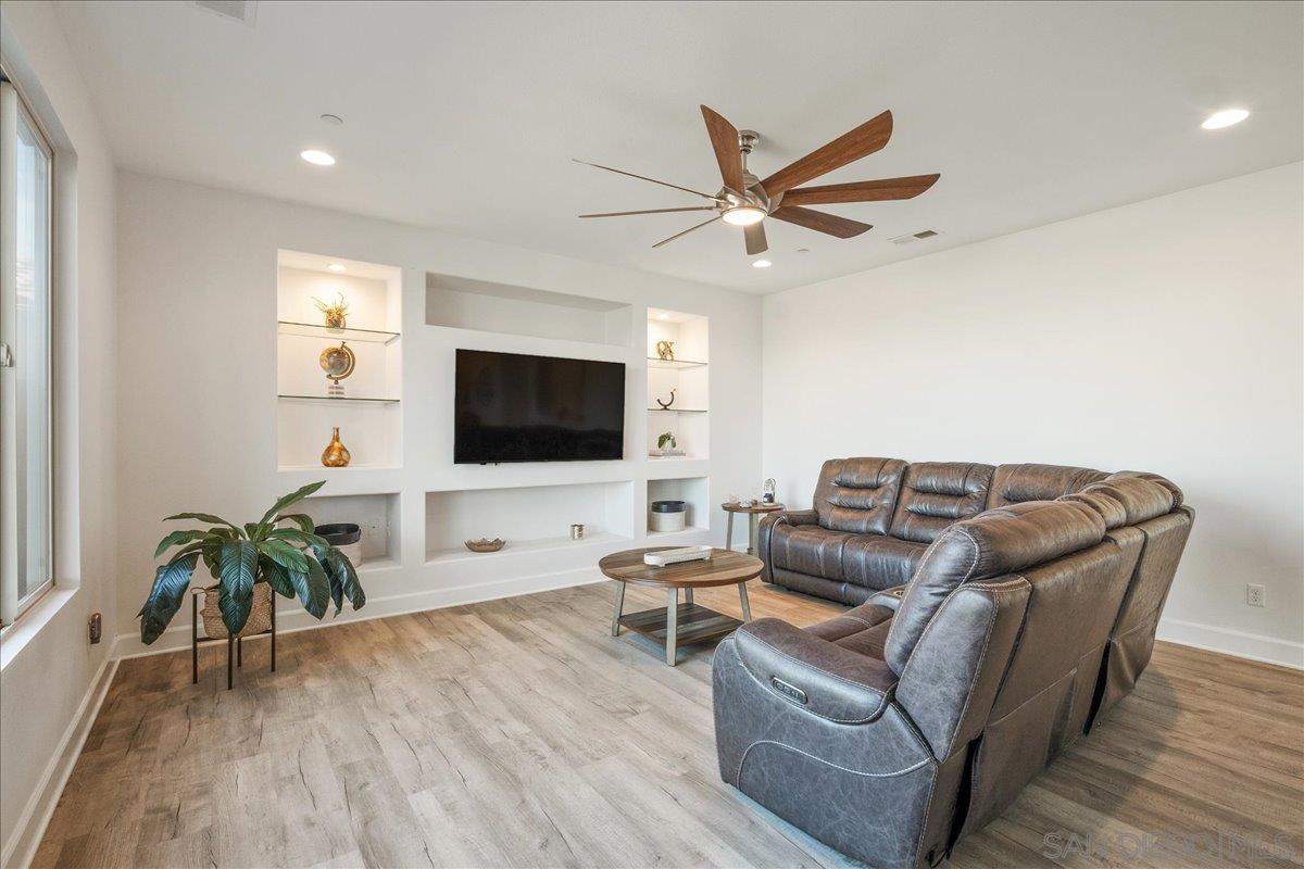 Detail Gallery Image 13 of 43 For 1517  Leonis Pl, Vista,  CA 92083 - 5 Beds | 3/1 Baths