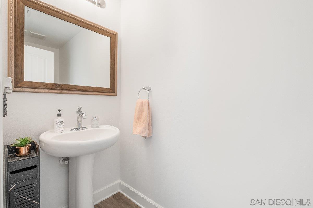 Detail Gallery Image 16 of 43 For 1517  Leonis Pl, Vista,  CA 92083 - 5 Beds | 3/1 Baths