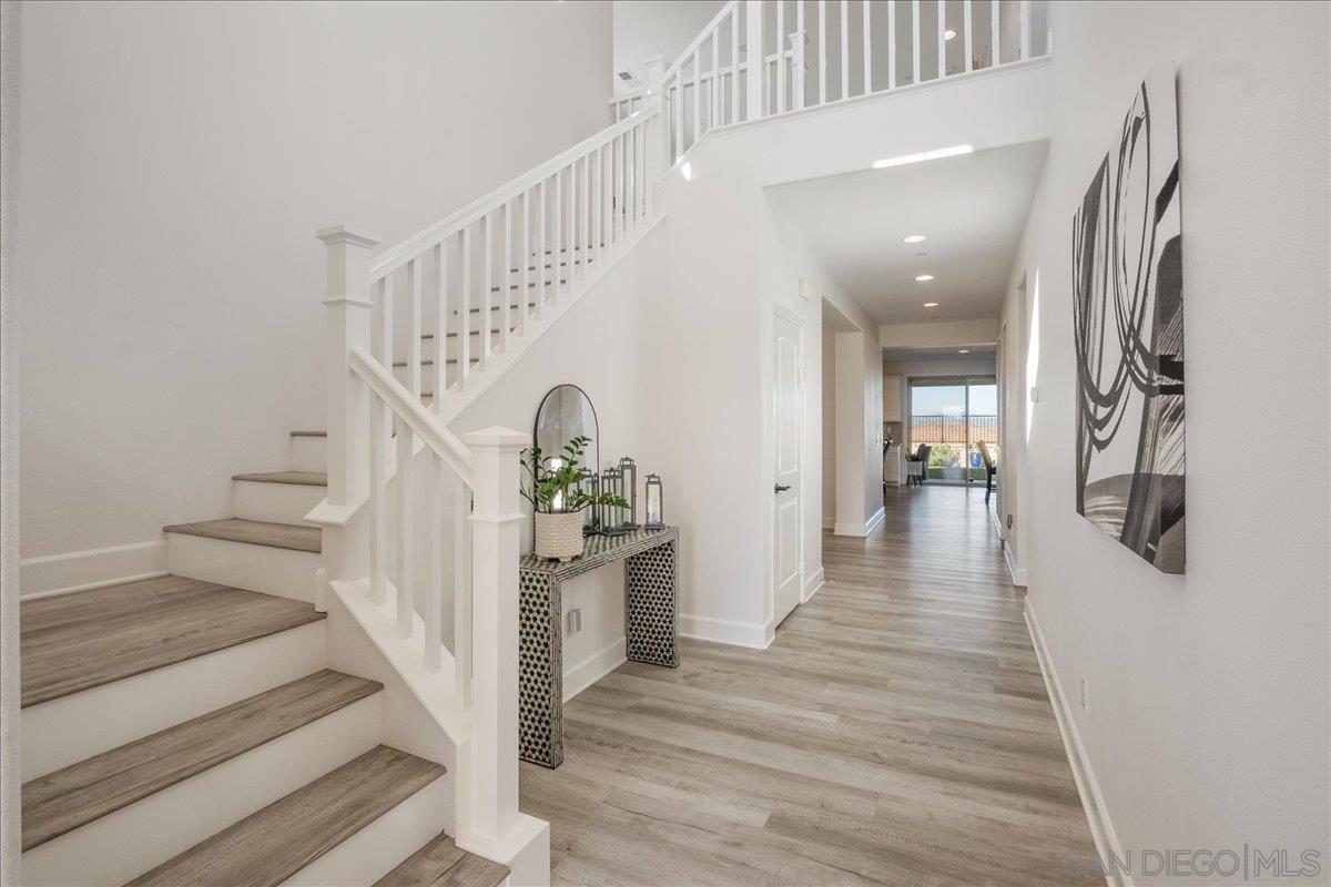 Detail Gallery Image 3 of 43 For 1517  Leonis Pl, Vista,  CA 92083 - 5 Beds | 3/1 Baths