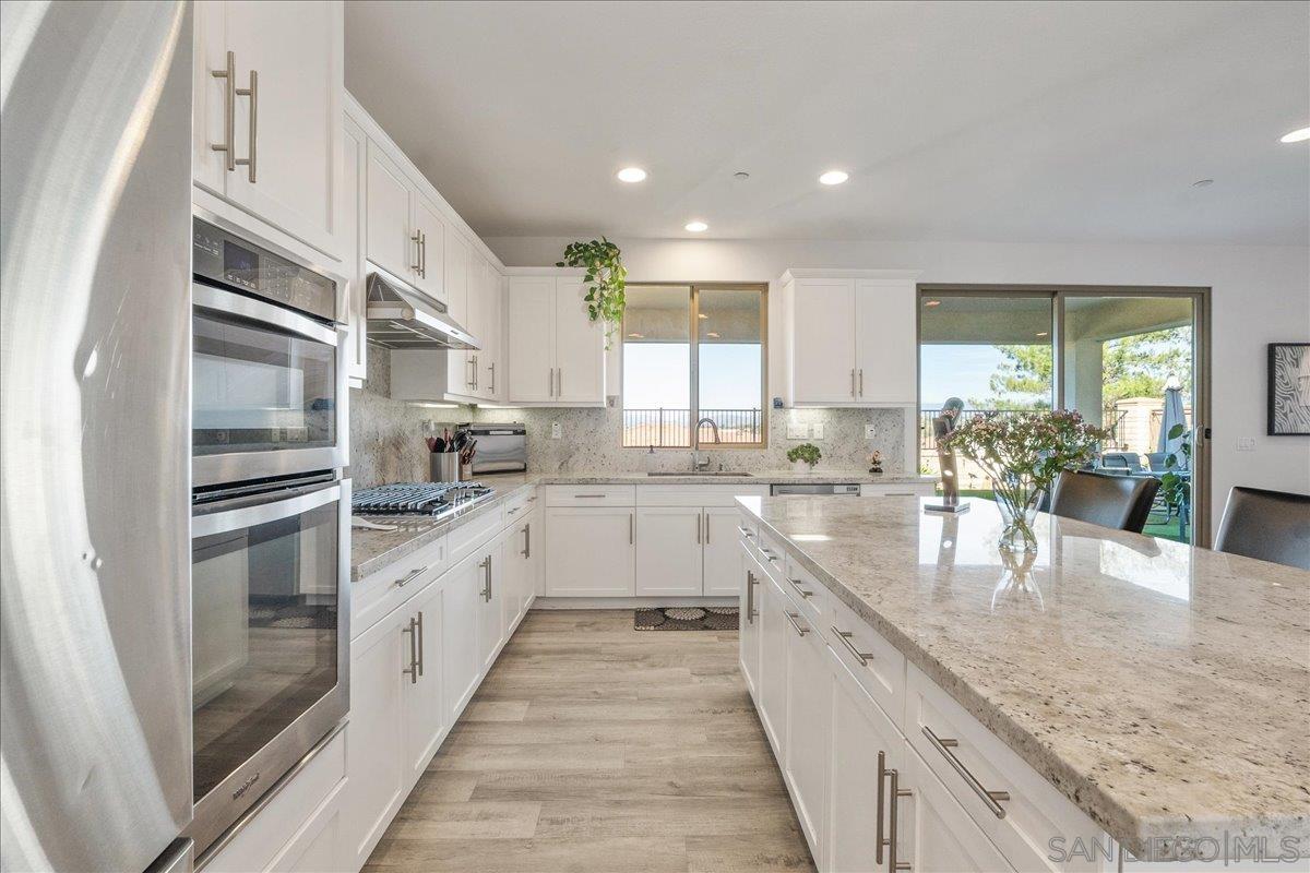 Detail Gallery Image 8 of 43 For 1517  Leonis Pl, Vista,  CA 92083 - 5 Beds | 3/1 Baths