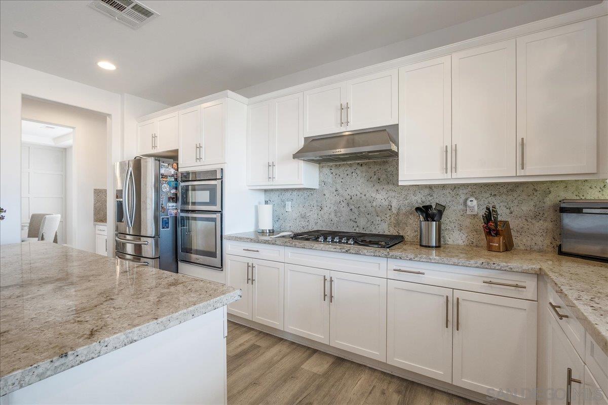 Detail Gallery Image 9 of 43 For 1517  Leonis Pl, Vista,  CA 92083 - 5 Beds | 3/1 Baths