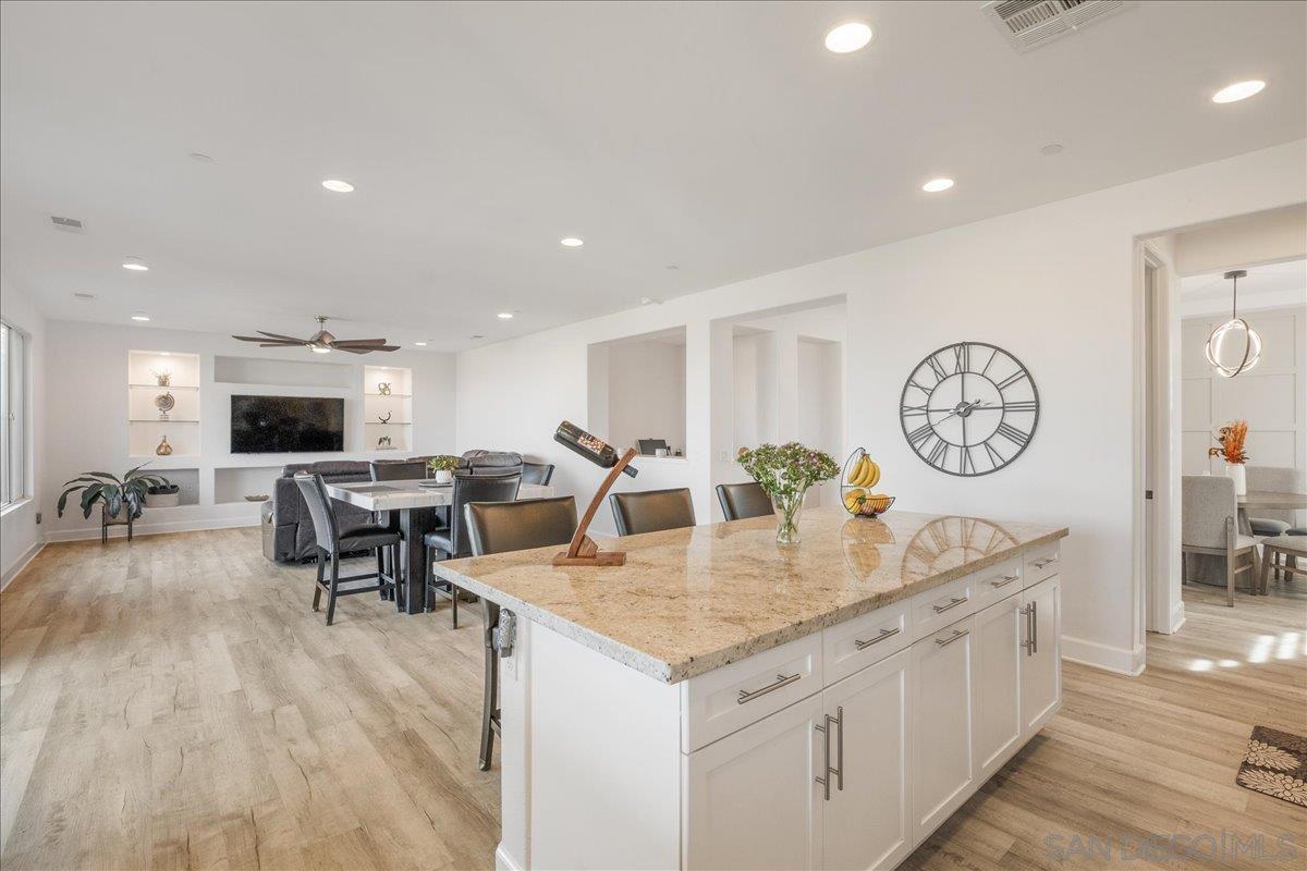 Detail Gallery Image 10 of 43 For 1517  Leonis Pl, Vista,  CA 92083 - 5 Beds | 3/1 Baths