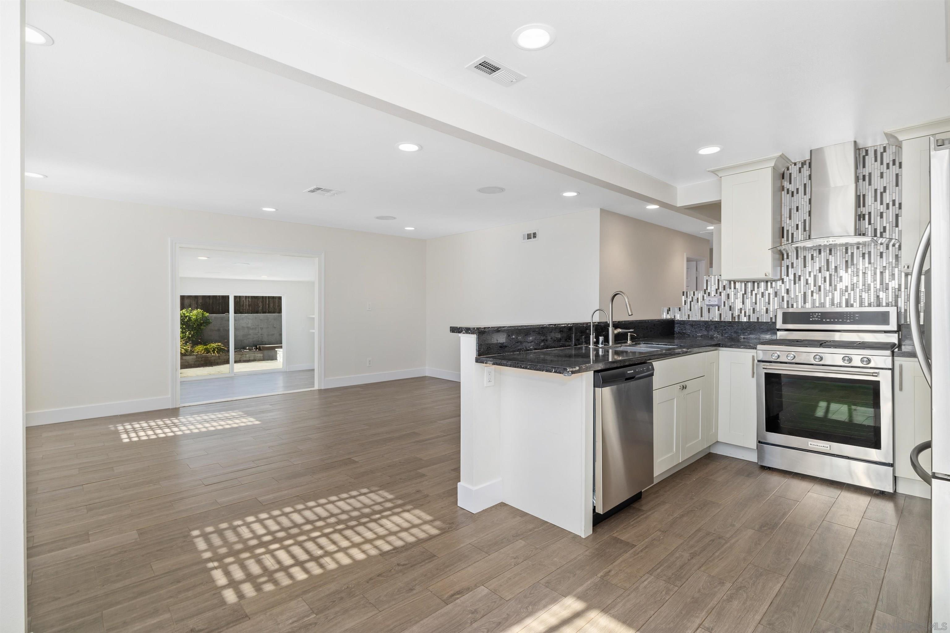 Detail Gallery Image 12 of 29 For 3708  Ben St, San Diego,  CA 92111 - 3 Beds | 2 Baths