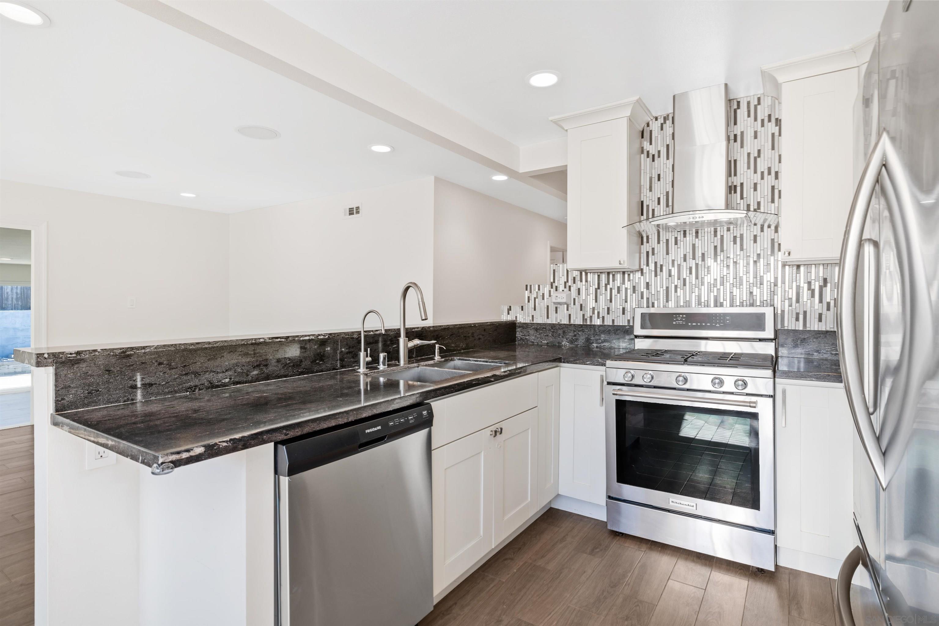 Detail Gallery Image 13 of 29 For 3708  Ben St, San Diego,  CA 92111 - 3 Beds | 2 Baths