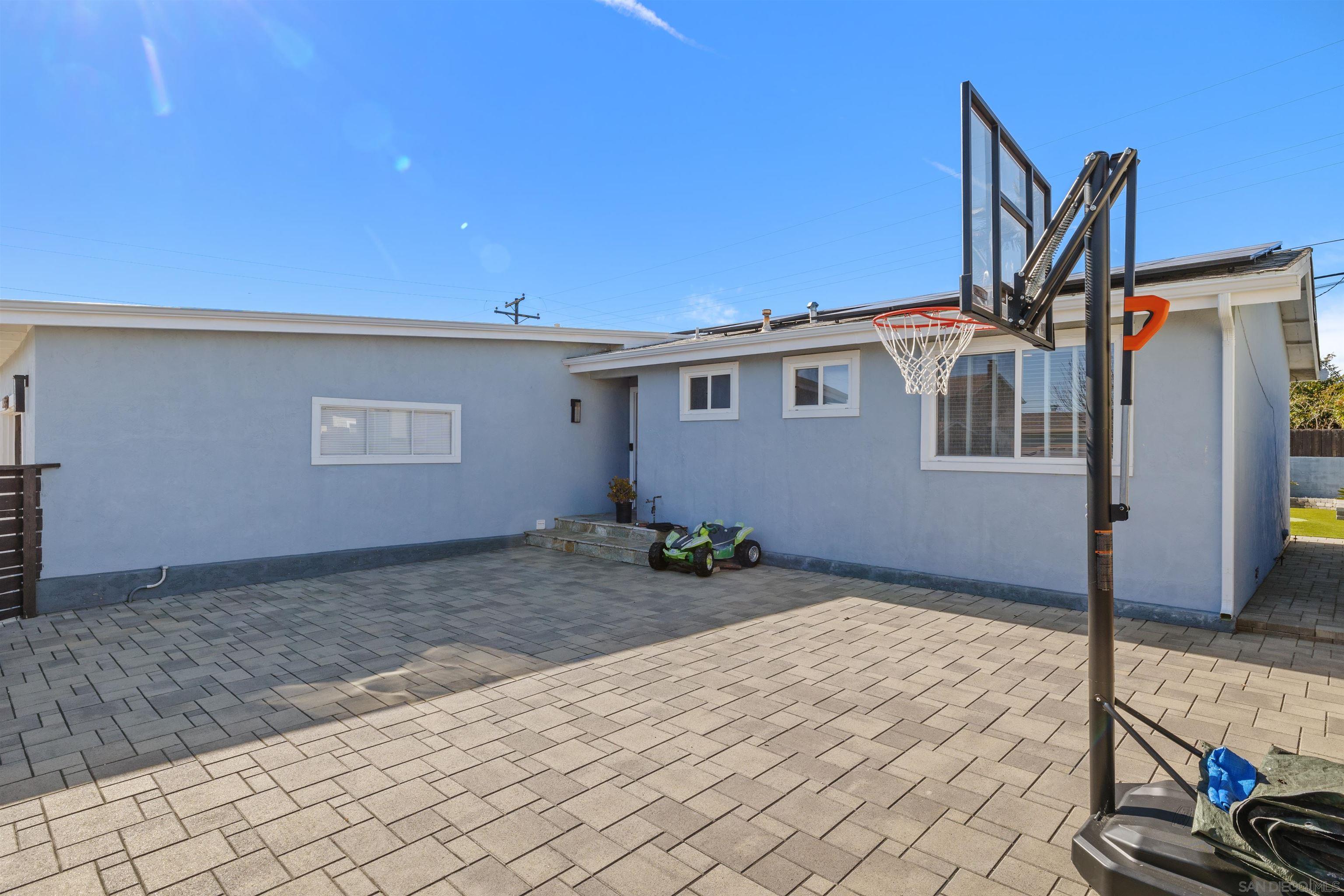 Detail Gallery Image 5 of 29 For 3708  Ben St, San Diego,  CA 92111 - 3 Beds | 2 Baths