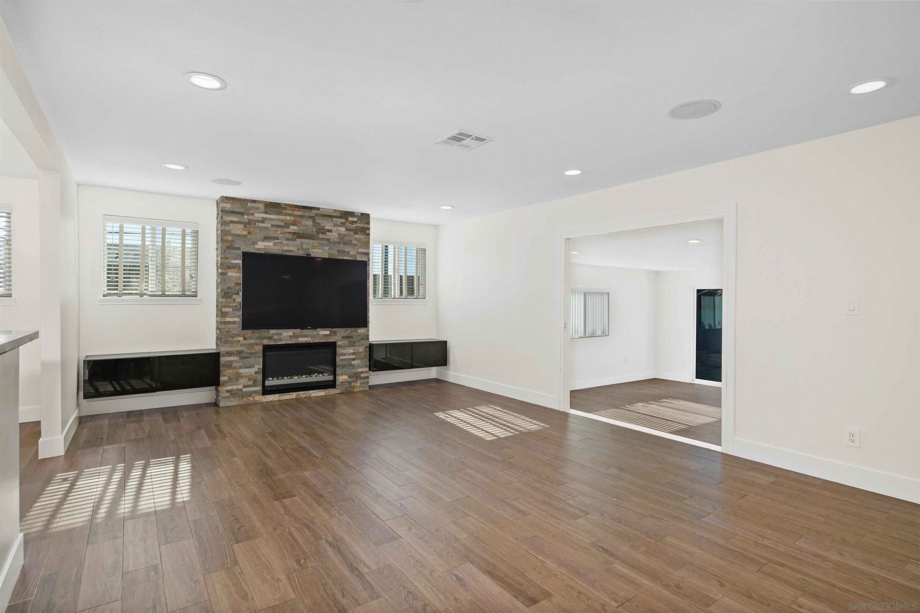 Detail Gallery Image 6 of 29 For 3708  Ben St, San Diego,  CA 92111 - 3 Beds | 2 Baths