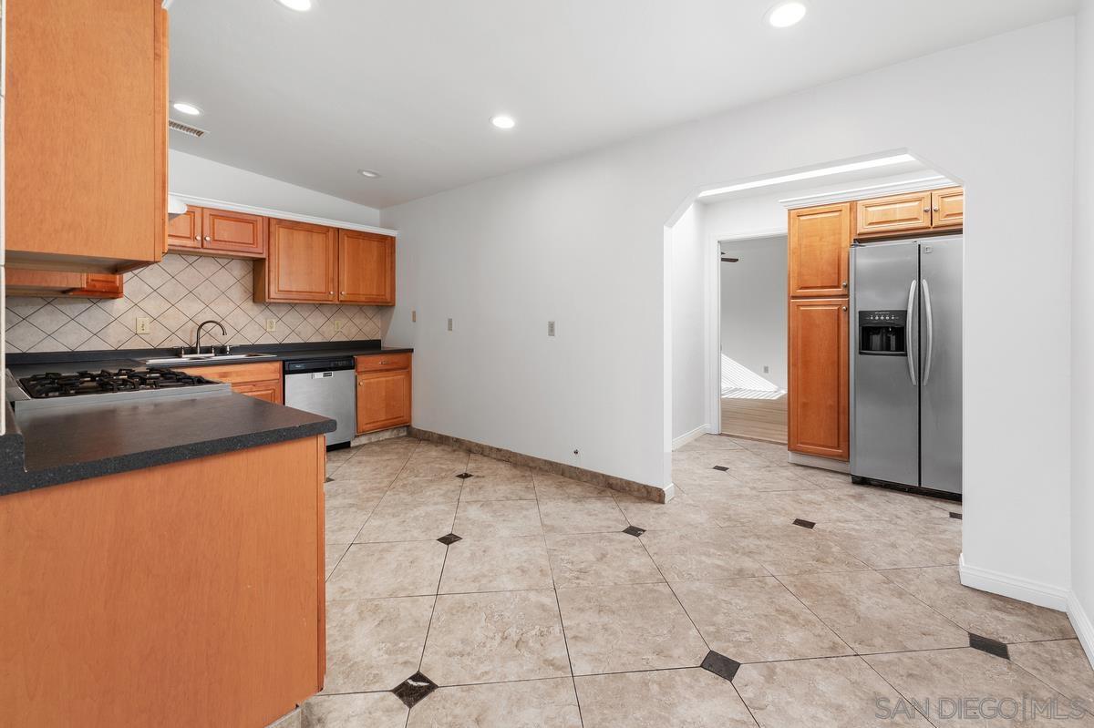 Detail Gallery Image 6 of 46 For 7696  Kiwi St, San Diego,  CA 92123 - 8 Beds | 5 Baths