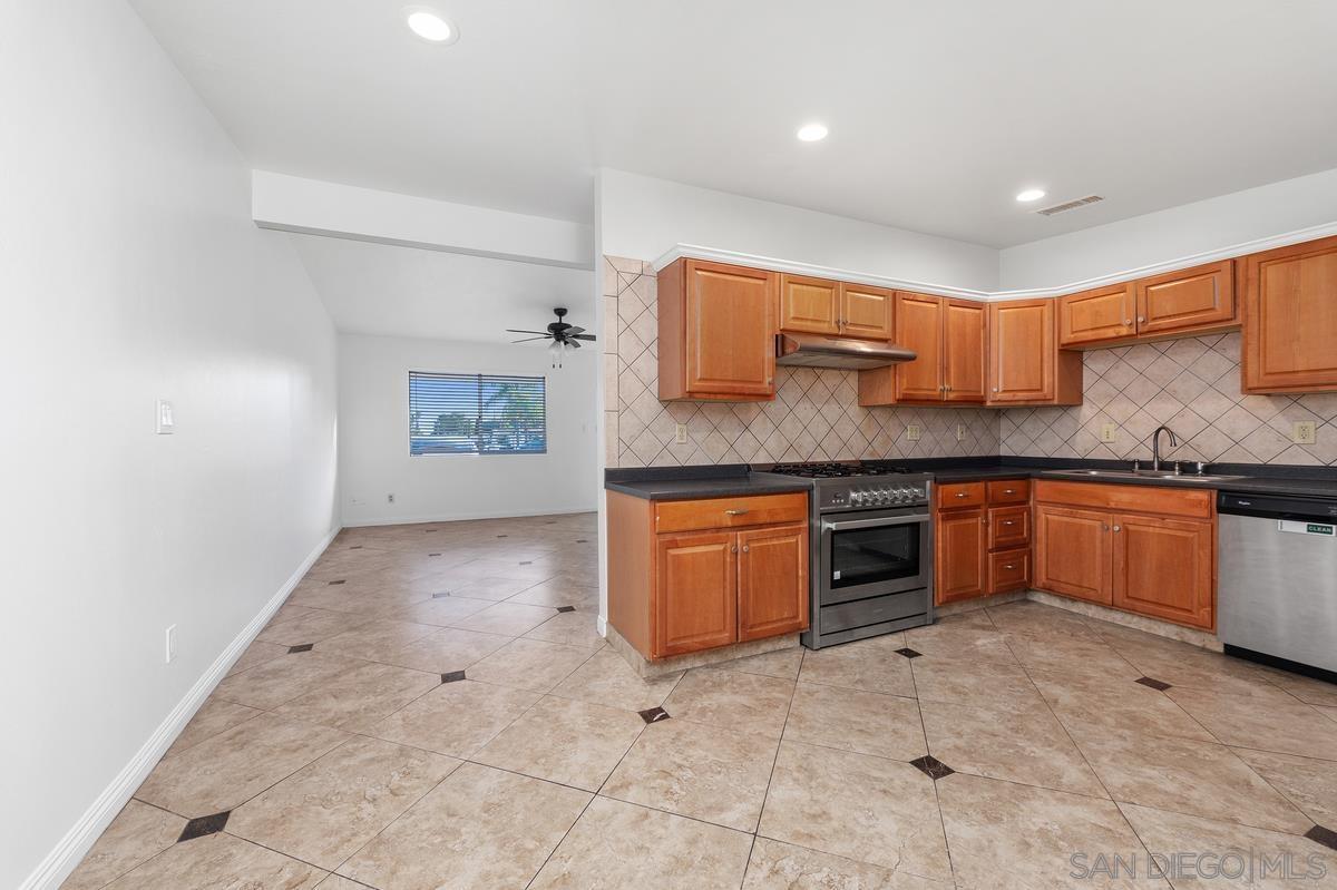 Detail Gallery Image 10 of 46 For 7696  Kiwi St, San Diego,  CA 92123 - 8 Beds | 5 Baths