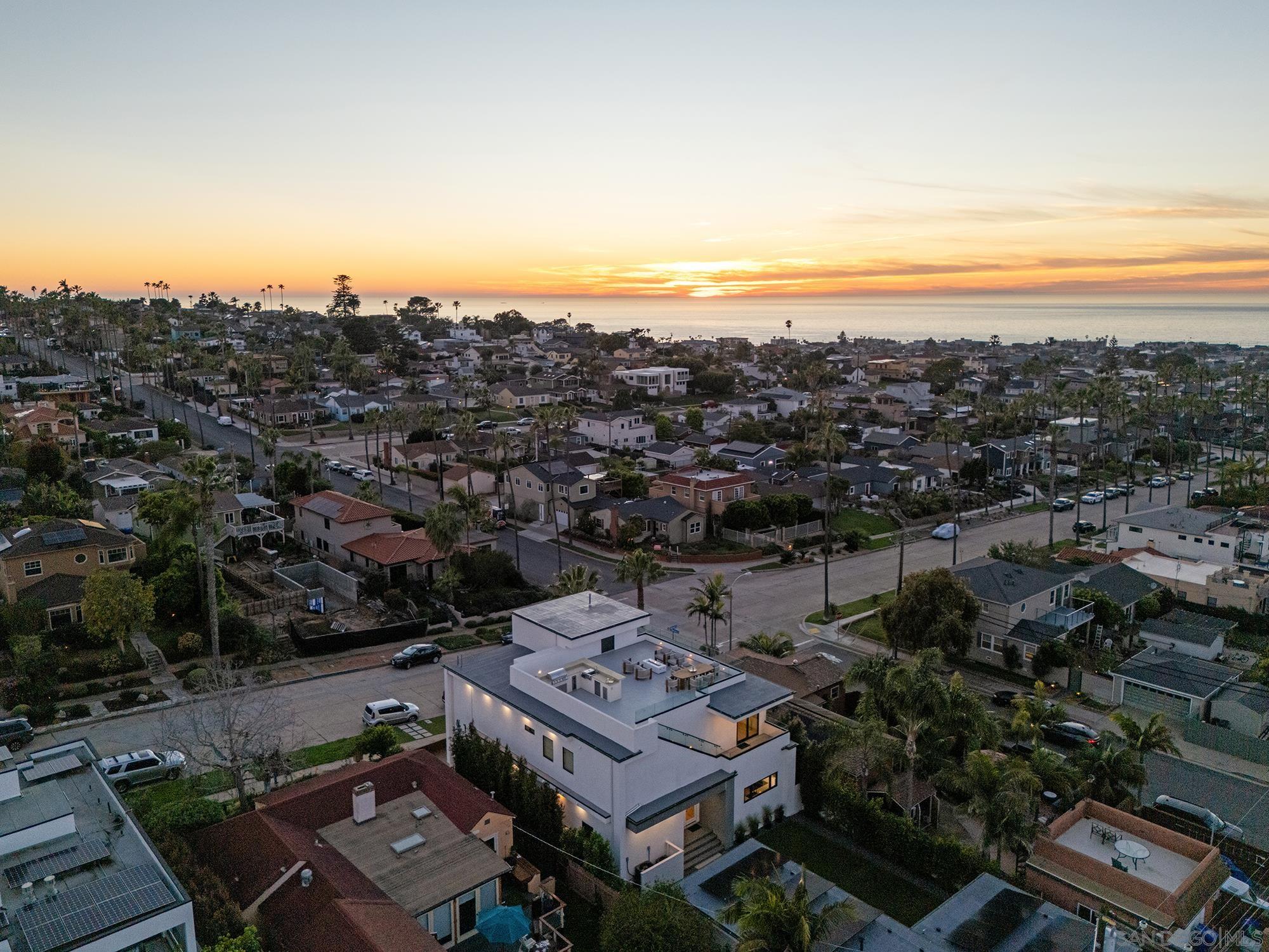 Detail Gallery Image 2 of 50 For 4386  Newport Ave, San Diego,  CA 92107 - 5 Beds | 4/1 Baths