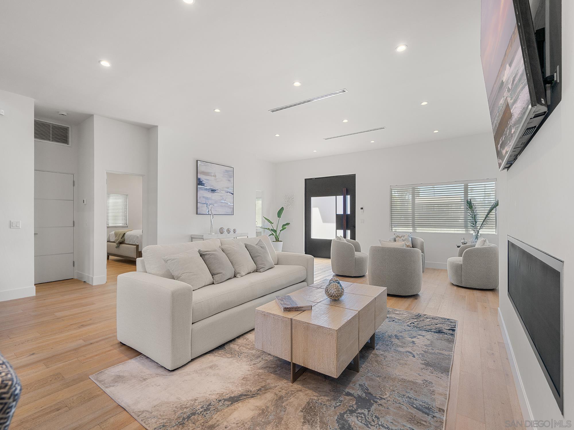 Detail Gallery Image 5 of 50 For 4386  Newport Ave, San Diego,  CA 92107 - 5 Beds | 4/1 Baths