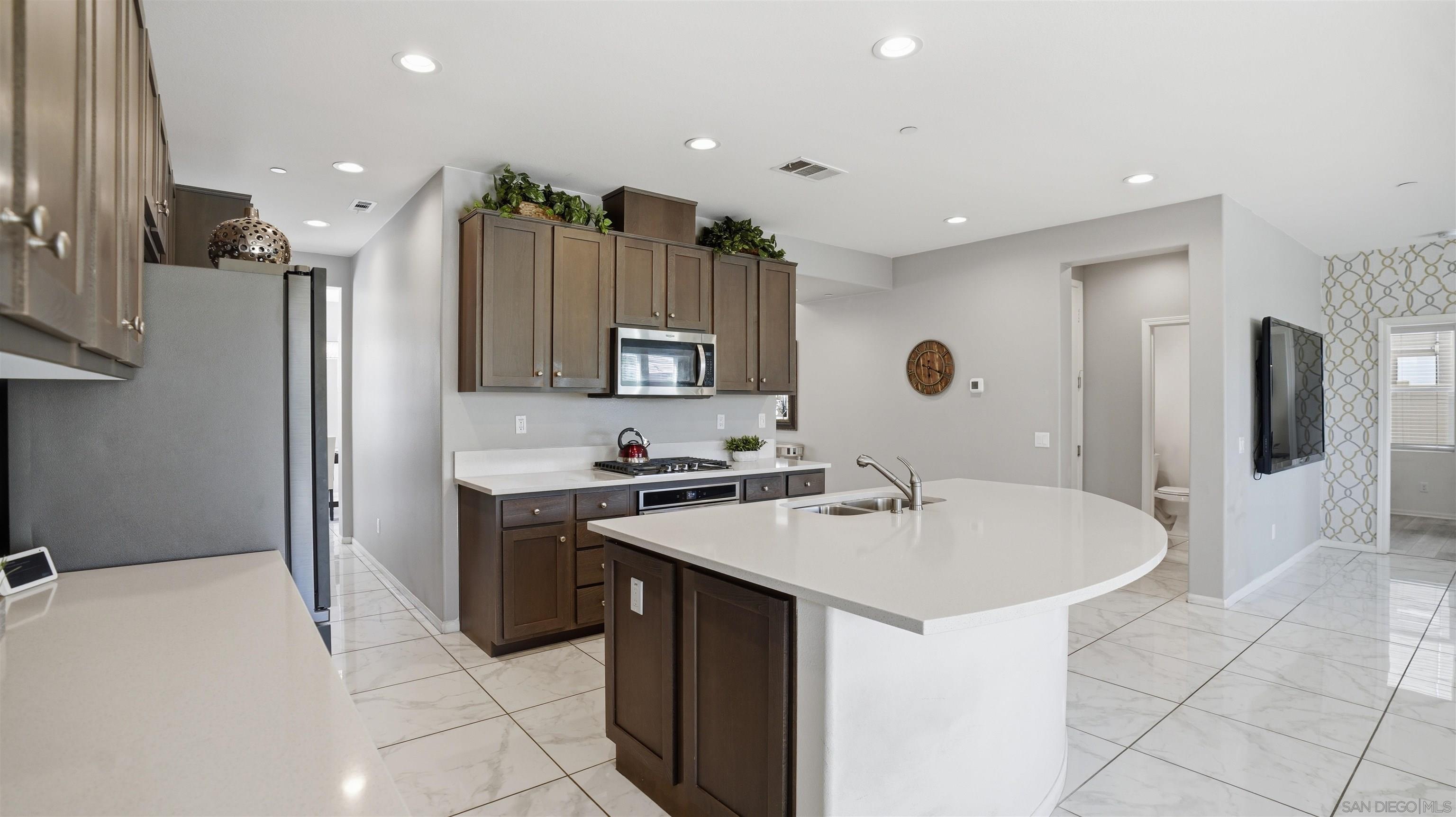 Detail Gallery Image 8 of 34 For 1218  Idanan Rd, Chula Vista,  CA 91913 - 6 Beds | 3/1 Baths