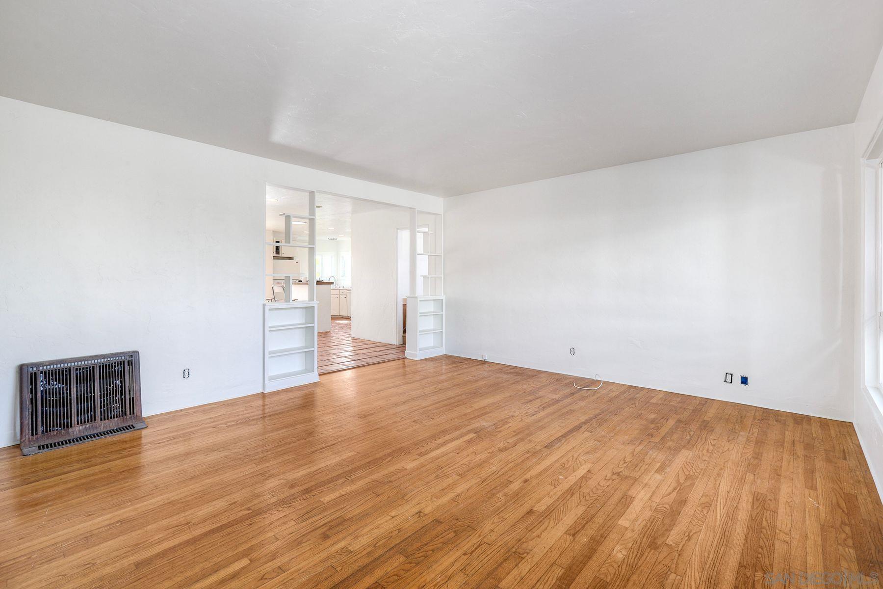 Detail Gallery Image 6 of 23 For 4643  Narragansett Ave, San Diego,  CA 92107 - 4 Beds | 2 Baths