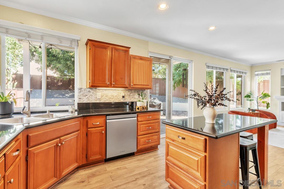 Detail Gallery Image 14 of 43 For 8786  Gracilior Ct, Escondido,  CA 92026 - 5 Beds | 3 Baths