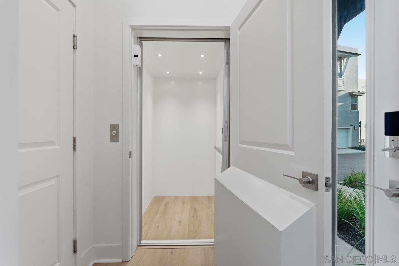 Detail Gallery Image 5 of 68 For 10431  Newbliss Way, San Diego,  CA 92126 - 3 Beds | 2 Baths