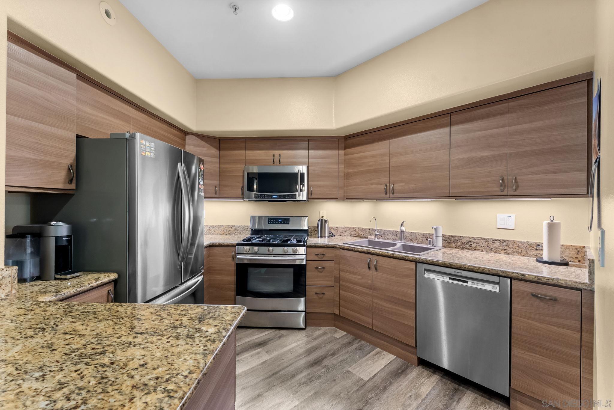 Detail Gallery Image 11 of 55 For 1100  Civic Center Dr  #C25,  Oceanside,  CA 92054 - 3 Beds | 2 Baths