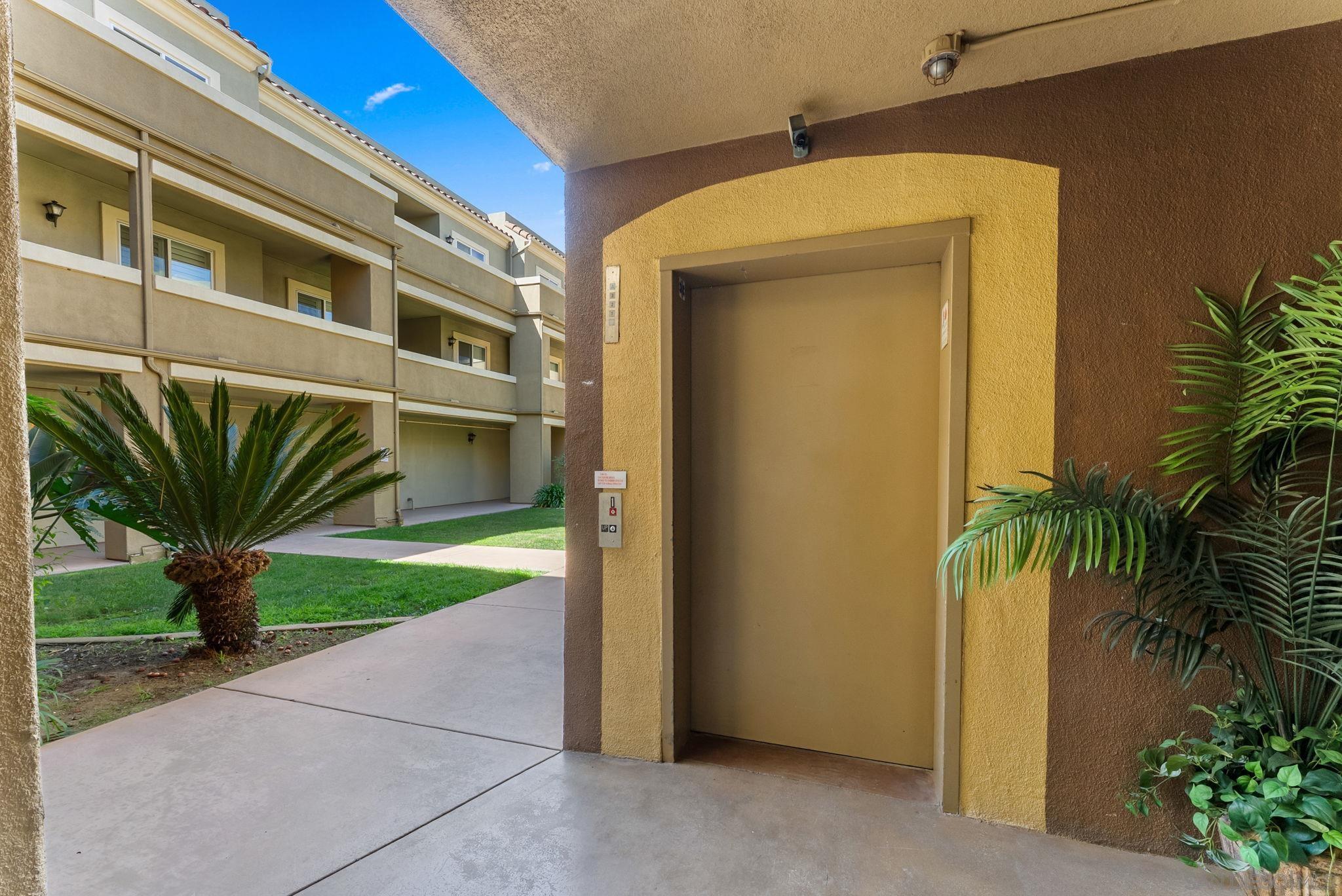 Detail Gallery Image 4 of 55 For 1100  Civic Center Dr  #C25,  Oceanside,  CA 92054 - 3 Beds | 2 Baths