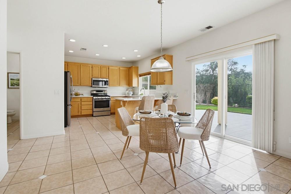 Detail Gallery Image 6 of 48 For 12701  Oak Knoll Rd, Poway,  CA 92064 - 3 Beds | 2/1 Baths