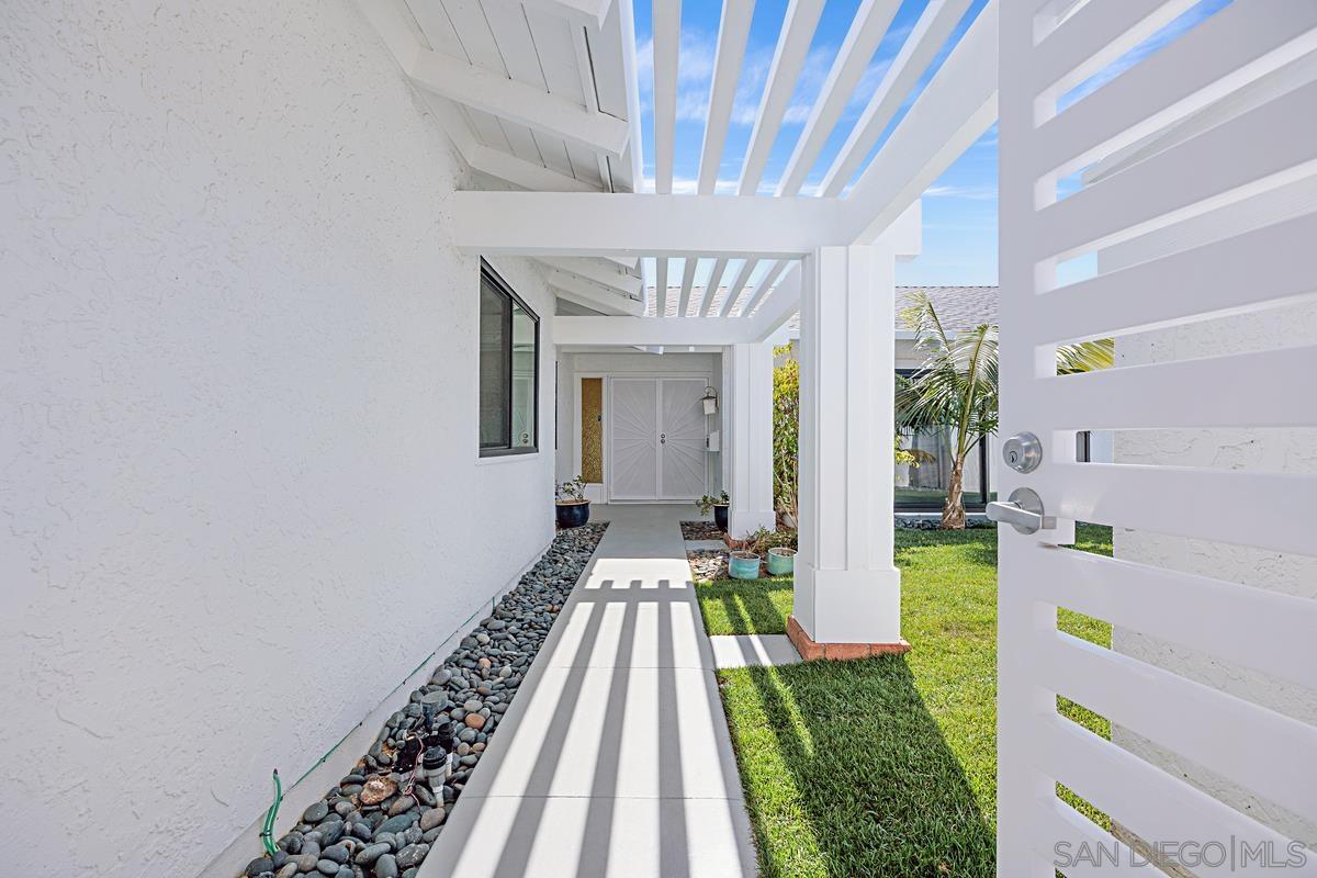 Detail Gallery Image 6 of 44 For 1617  Calle Alta, La Jolla,  CA 92037 - 3 Beds | 2 Baths