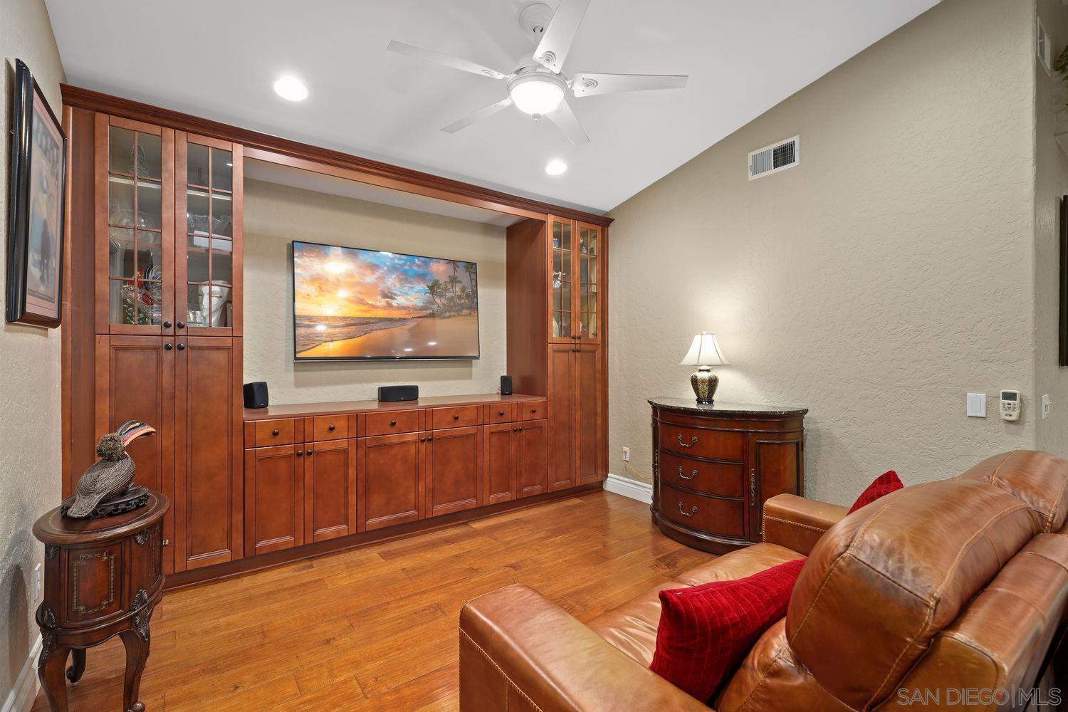 Detail Gallery Image 11 of 31 For 10421  Les Arbres Pl, San Diego,  CA 92131 - 4 Beds | 4 Baths