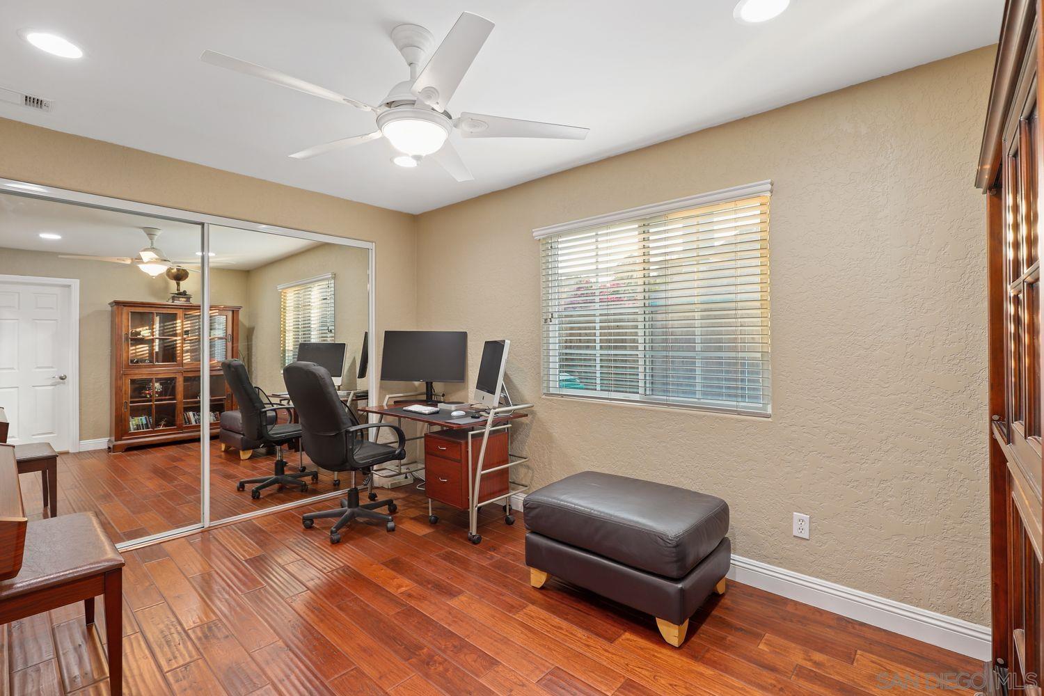 Detail Gallery Image 5 of 31 For 10421  Les Arbres Pl, San Diego,  CA 92131 - 4 Beds | 4 Baths